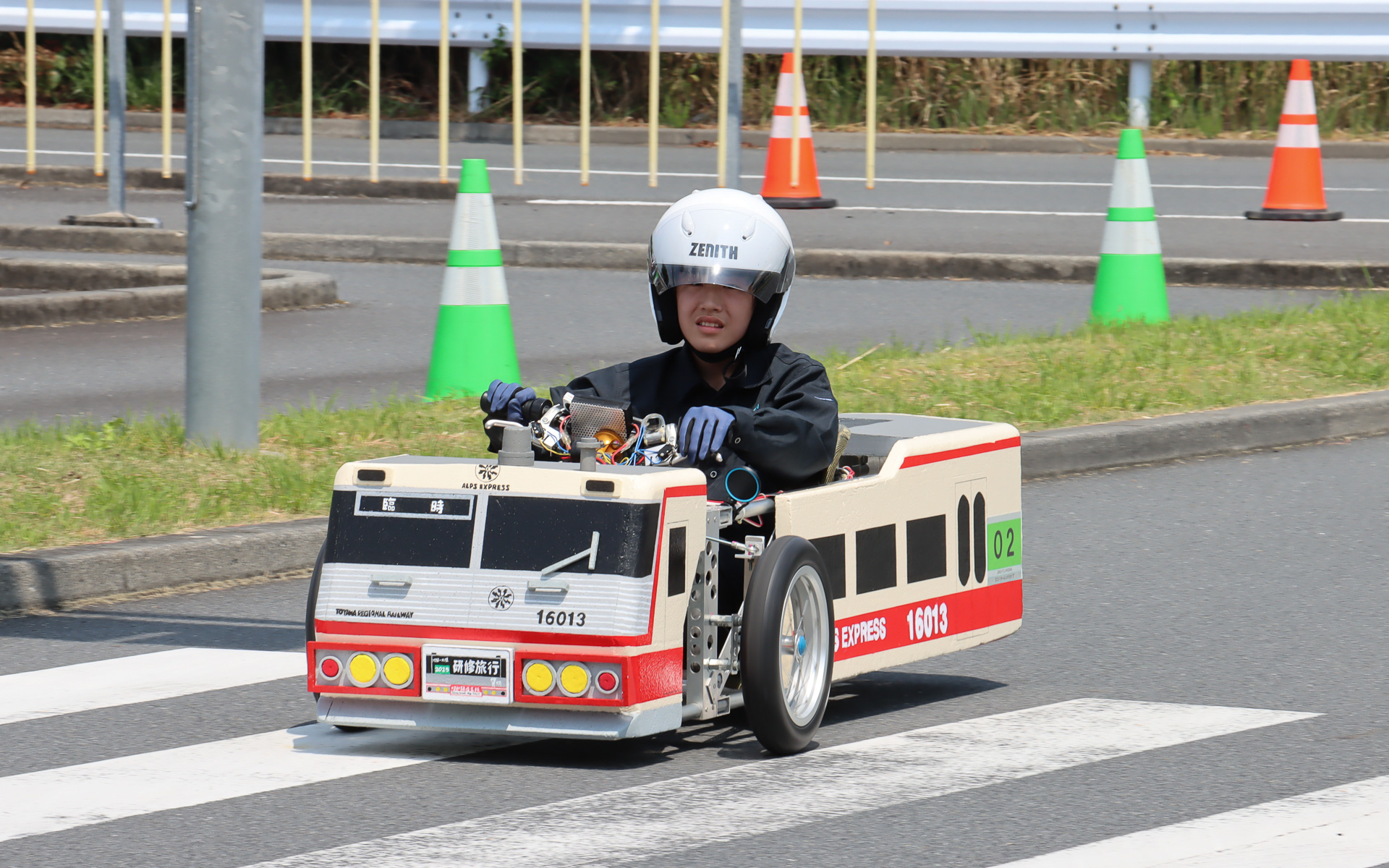 競技中のコース走行シーン。参加回数の多い常連チームは、先輩たちから受け継ぎ磨き上げられたマシンの完成度も高く、速いペースでコース幅を大きく使いながら駆け抜けていた