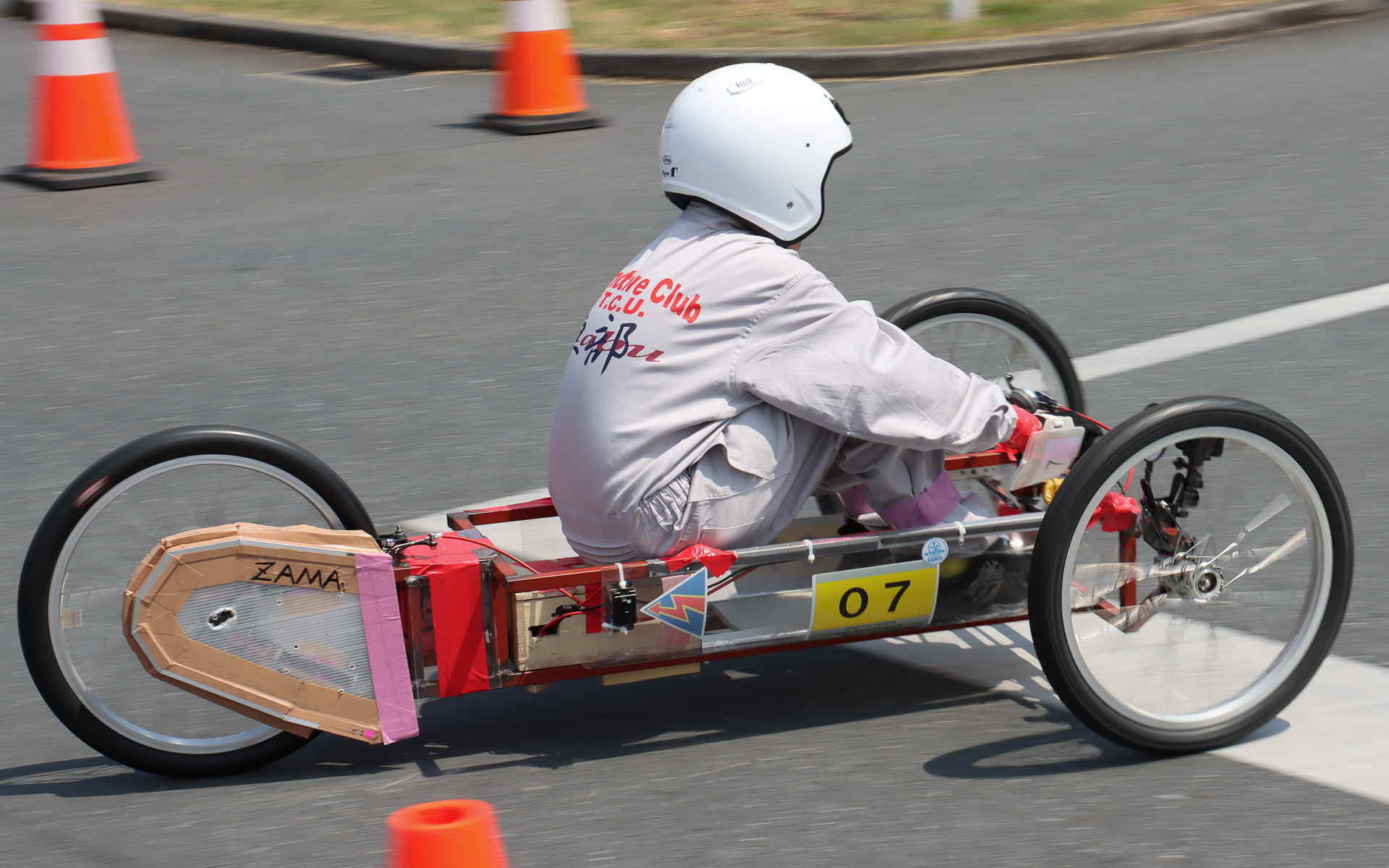 競技中のコース走行シーン。参加回数の多い常連チームは、先輩たちから受け継ぎ磨き上げられたマシンの完成度も高く、速いペースでコース幅を大きく使いながら駆け抜けていた