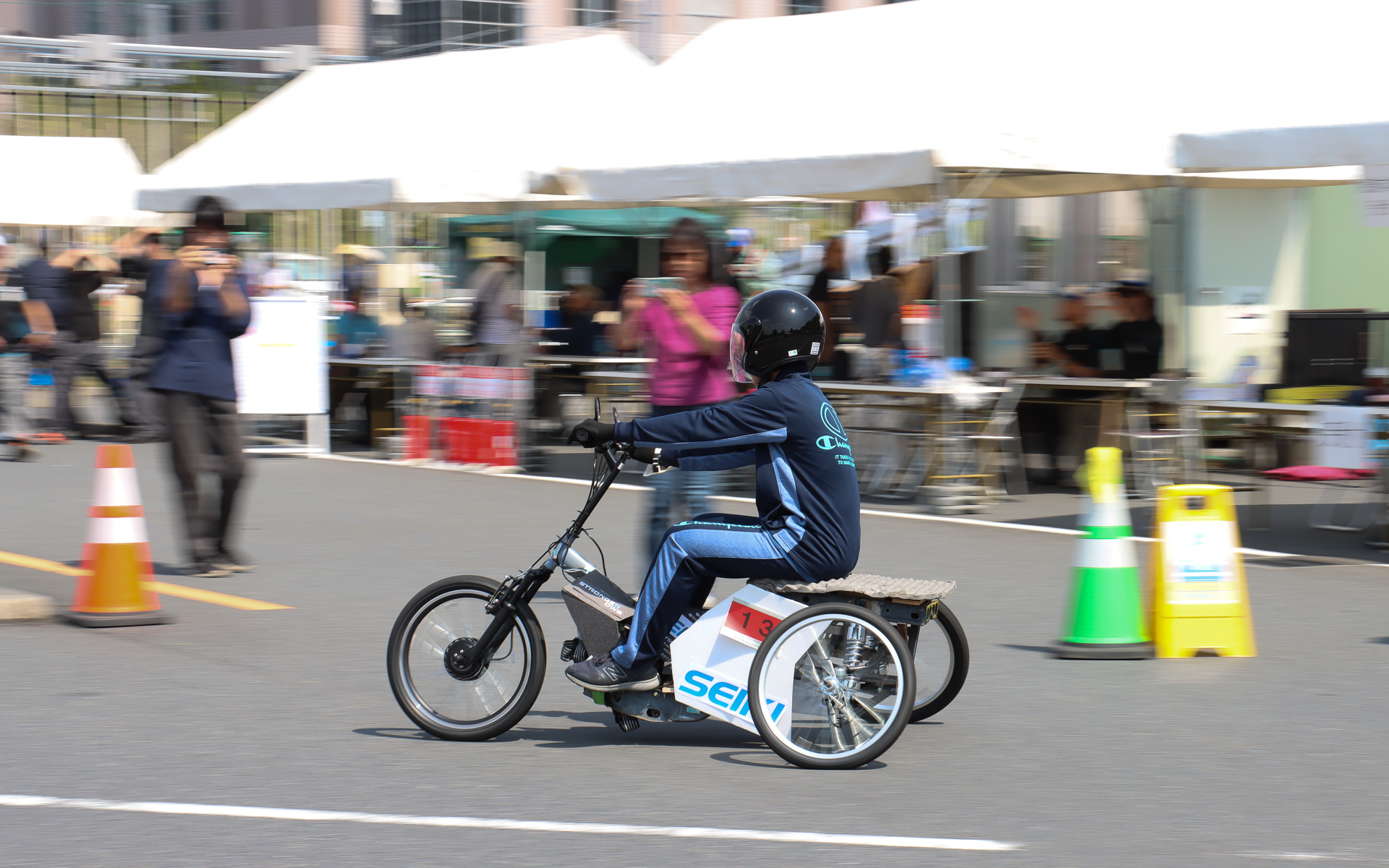 競技中のコース走行シーン。参加回数の多い常連チームは、先輩たちから受け継ぎ磨き上げられたマシンの完成度も高く、速いペースでコース幅を大きく使いながら駆け抜けていた