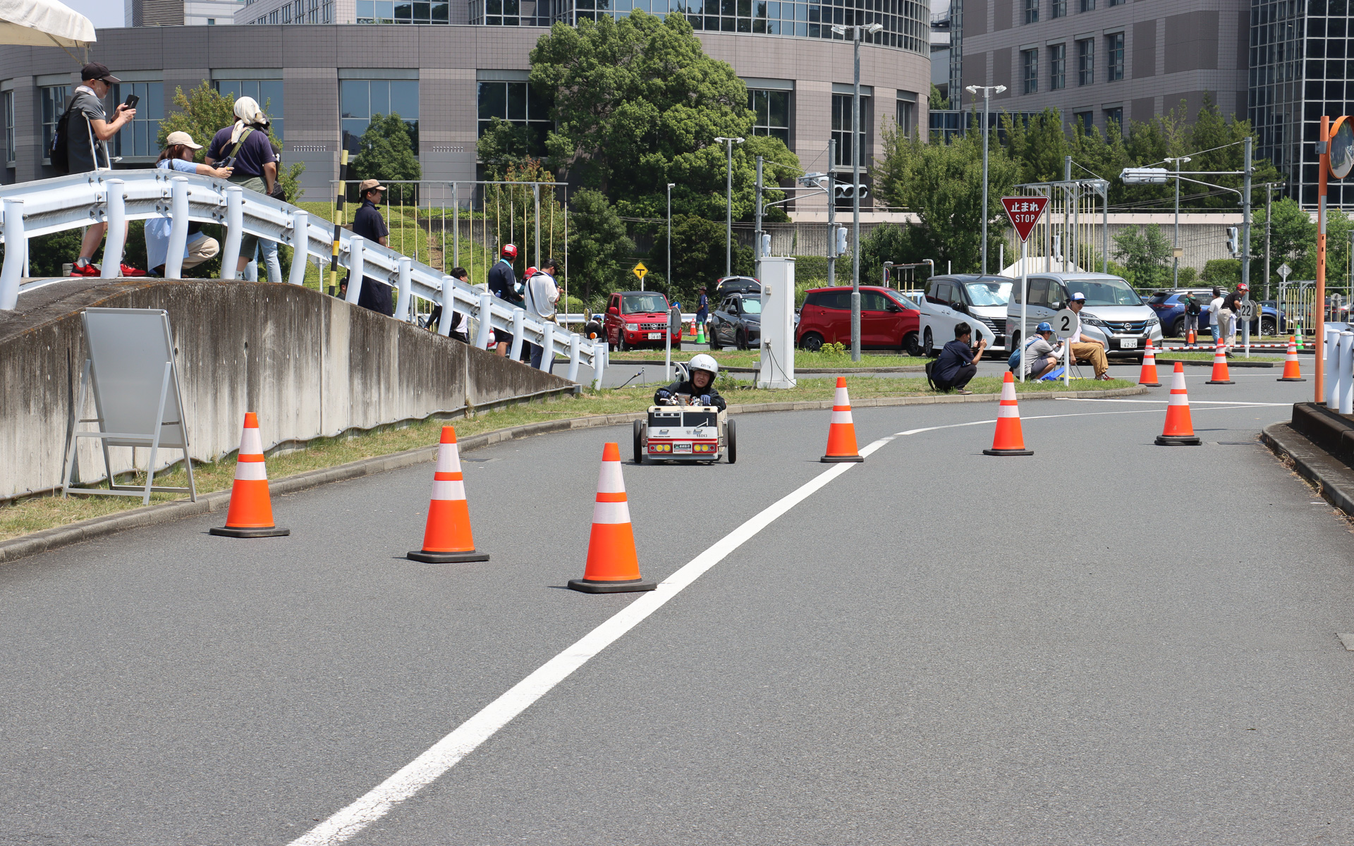 走行ペースが高いマシンもあることから、アールの大きい最終コーナー手前には速度低下用のシケインも設定されていた