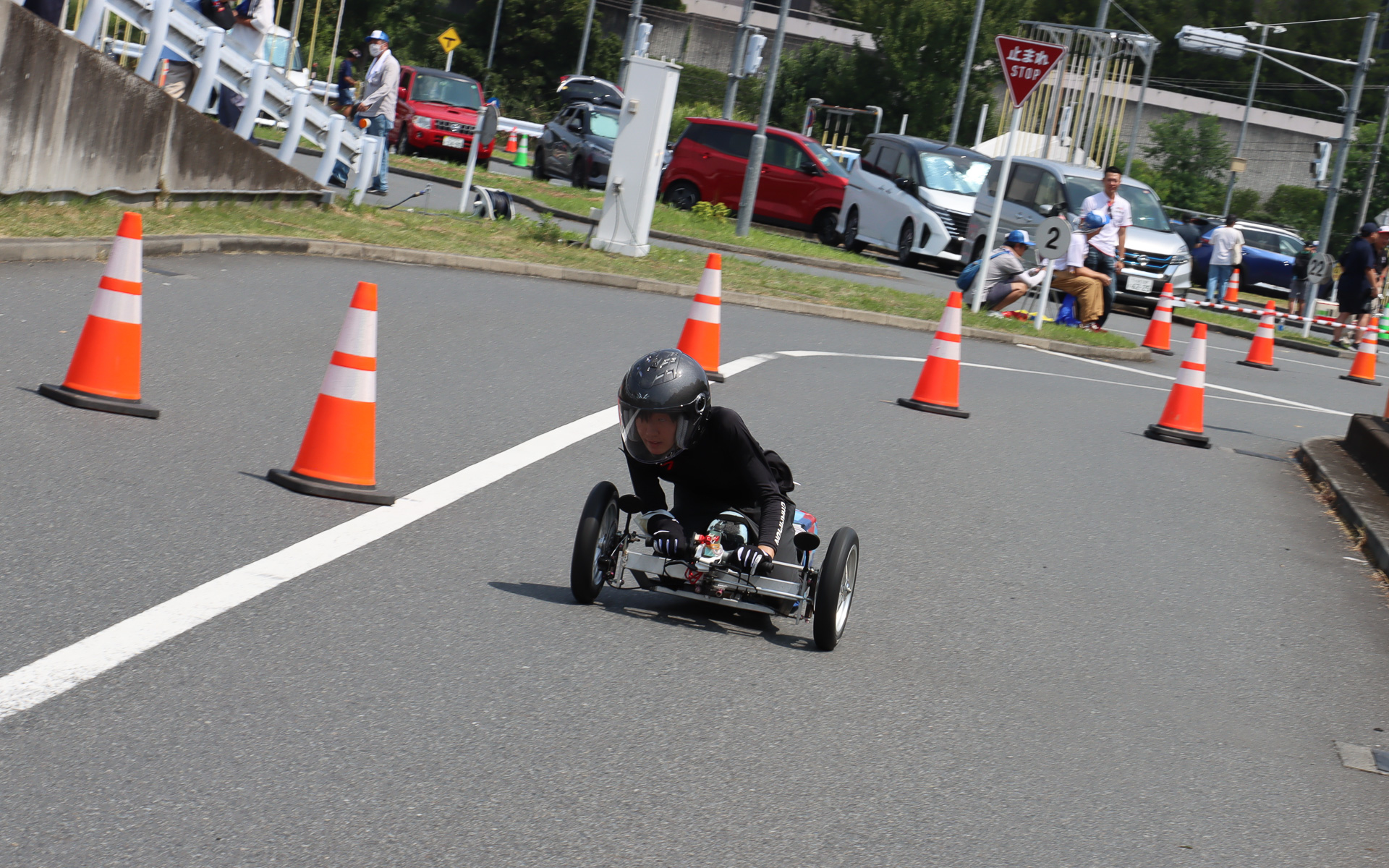 走行ペースが高いマシンもあることから、アールの大きい最終コーナー手前には速度低下用のシケインも設定されていた