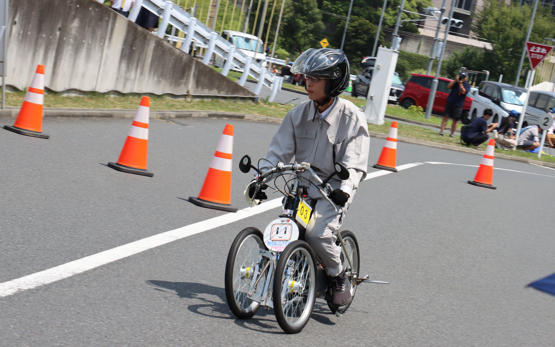 走行ペースが高いマシンもあることから、アールの大きい最終コーナー手前には速度低下用のシケインも設定されていた