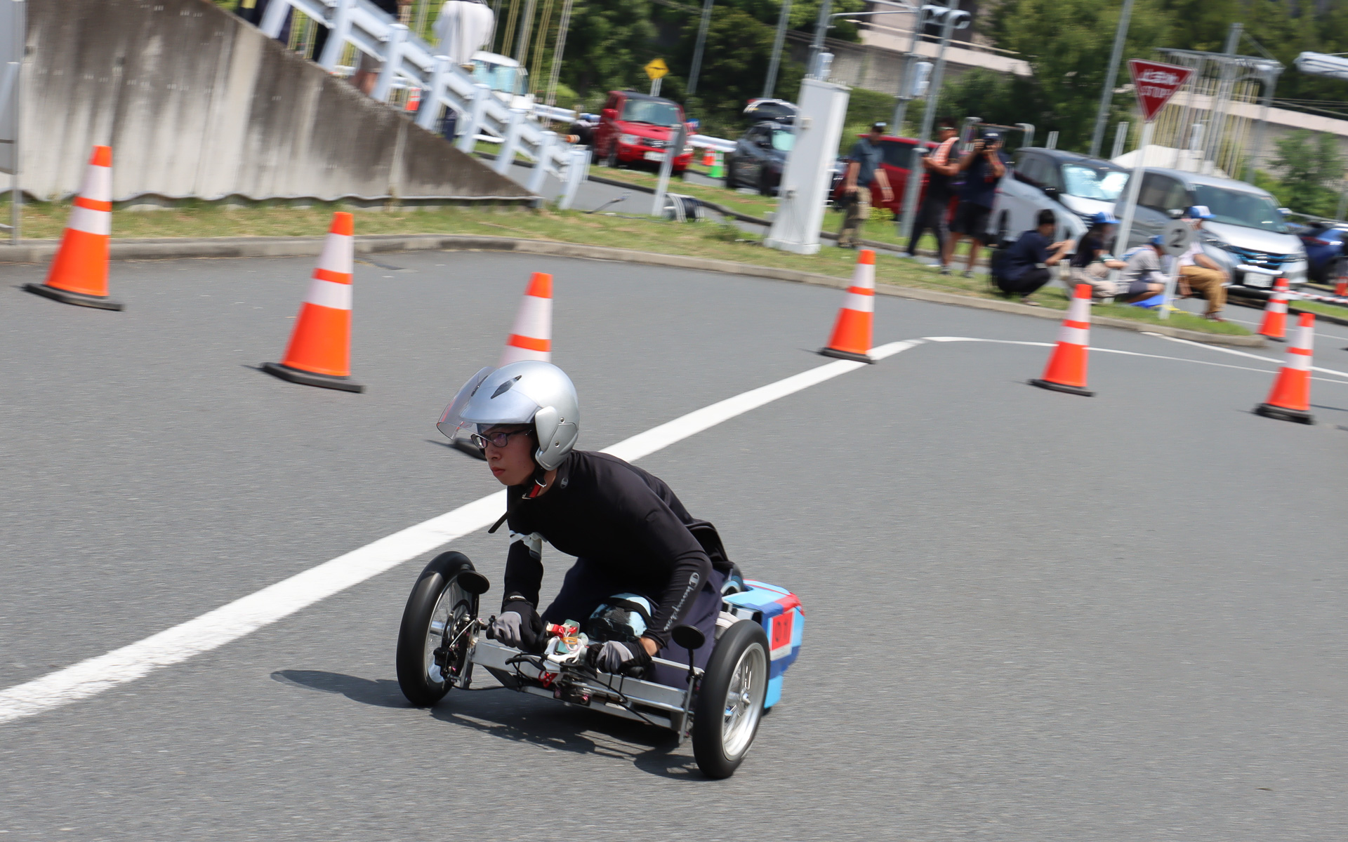 走行ペースが高いマシンもあることから、アールの大きい最終コーナー手前には速度低下用のシケインも設定されていた