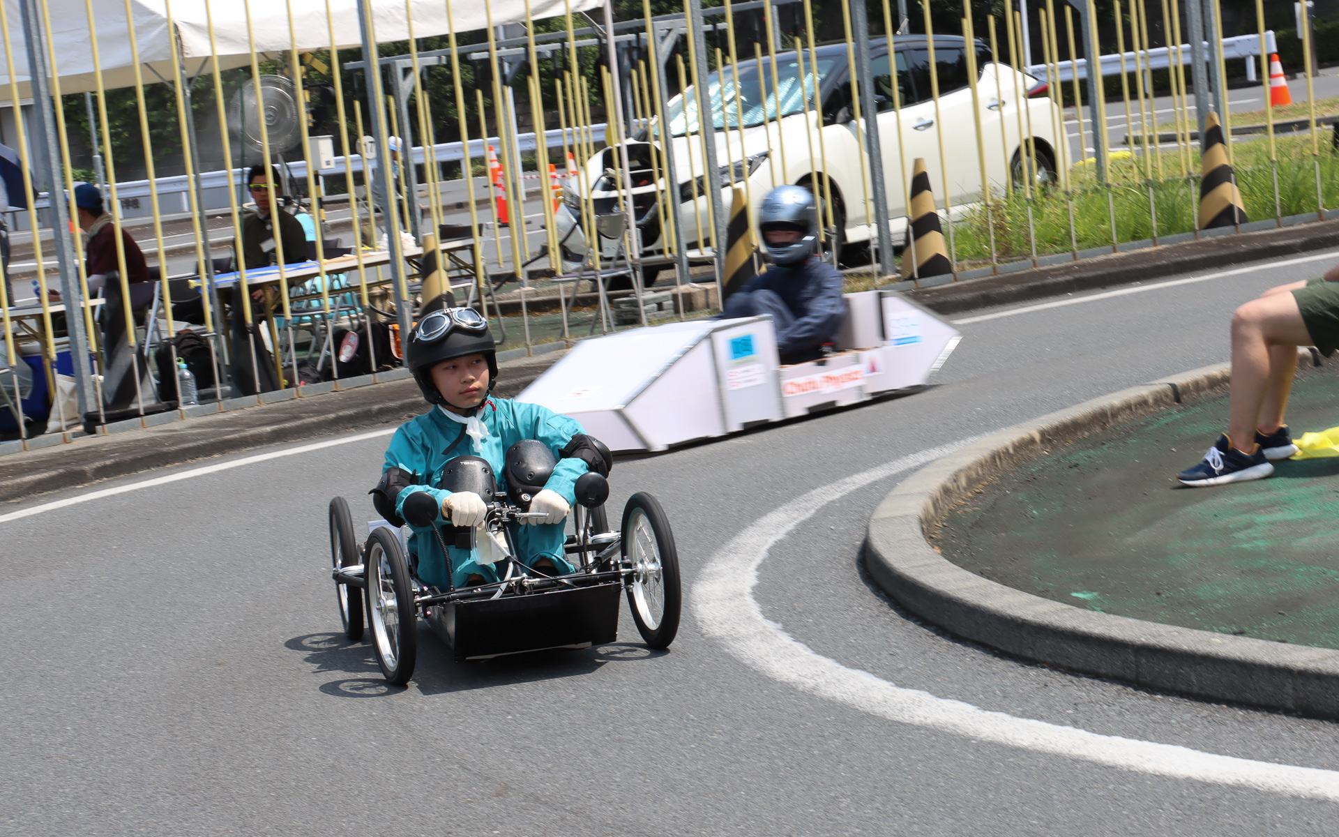 4台のマシンが常時コースを周回しているレギュレーションのため、ときおりコースでは追い越しのシーンも発生。追いつかれたマシンがコース右側を維持して、後続車はベルなどを鳴らしながら接近を警告しつつ左側から追い越していく