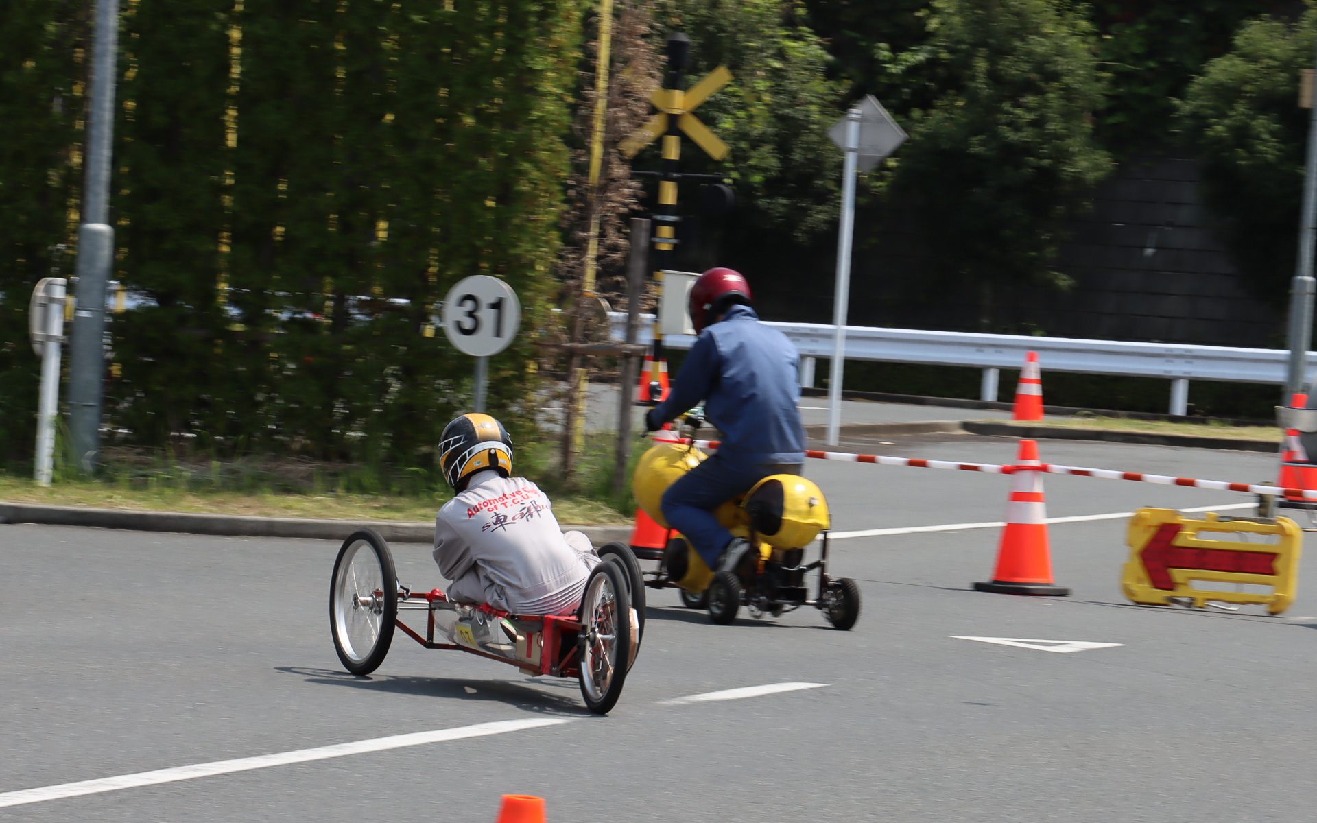 4台のマシンが常時コースを周回しているレギュレーションのため、ときおりコースでは追い越しのシーンも発生。追いつかれたマシンがコース右側を維持して、後続車はベルなどを鳴らしながら接近を警告しつつ左側から追い越していく