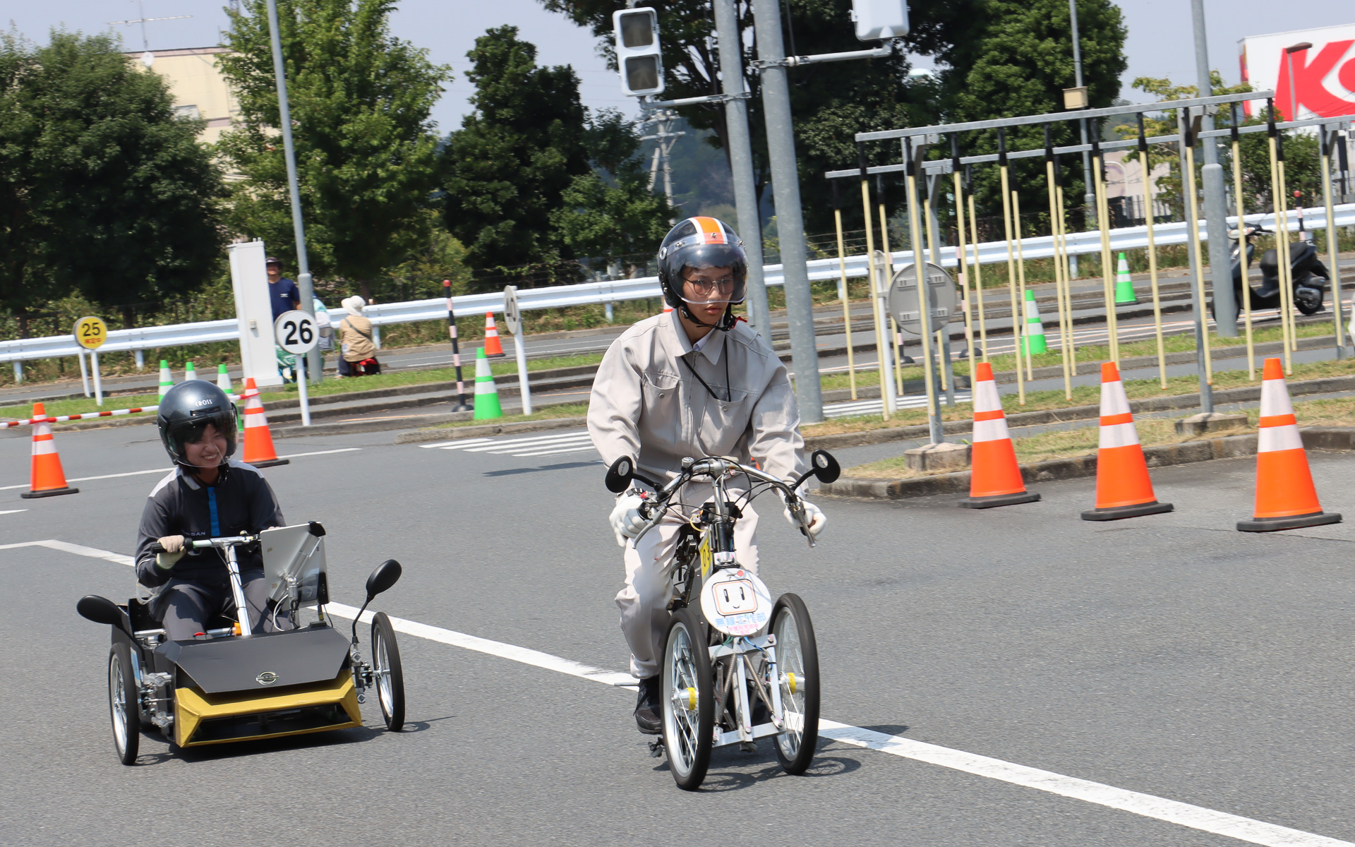 4台のマシンが常時コースを周回しているレギュレーションのため、ときおりコースでは追い越しのシーンも発生。追いつかれたマシンがコース右側を維持して、後続車はベルなどを鳴らしながら接近を警告しつつ左側から追い越していく
