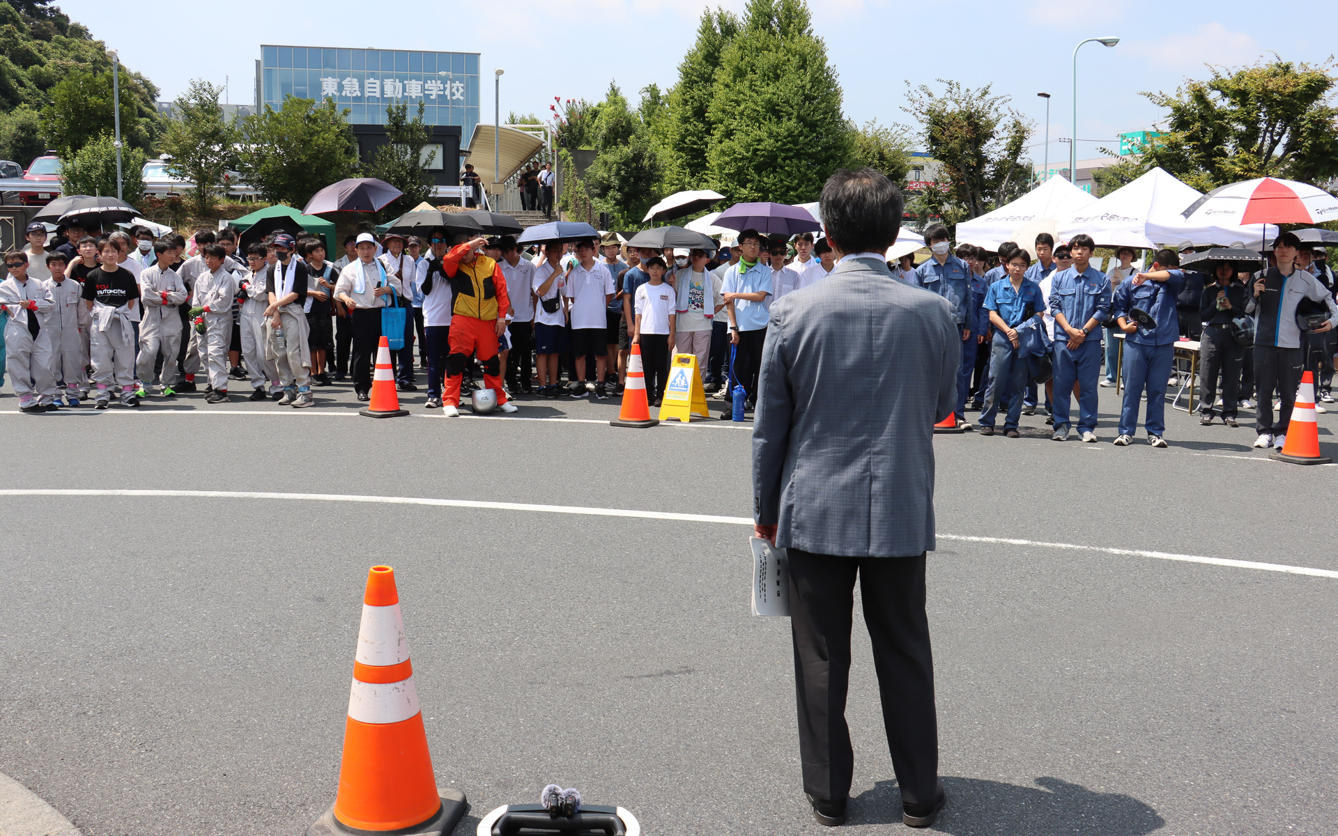 開会式は大会本部前で実施。背後にあるのが表彰式などが行なわれた東急自動車学校の校舎