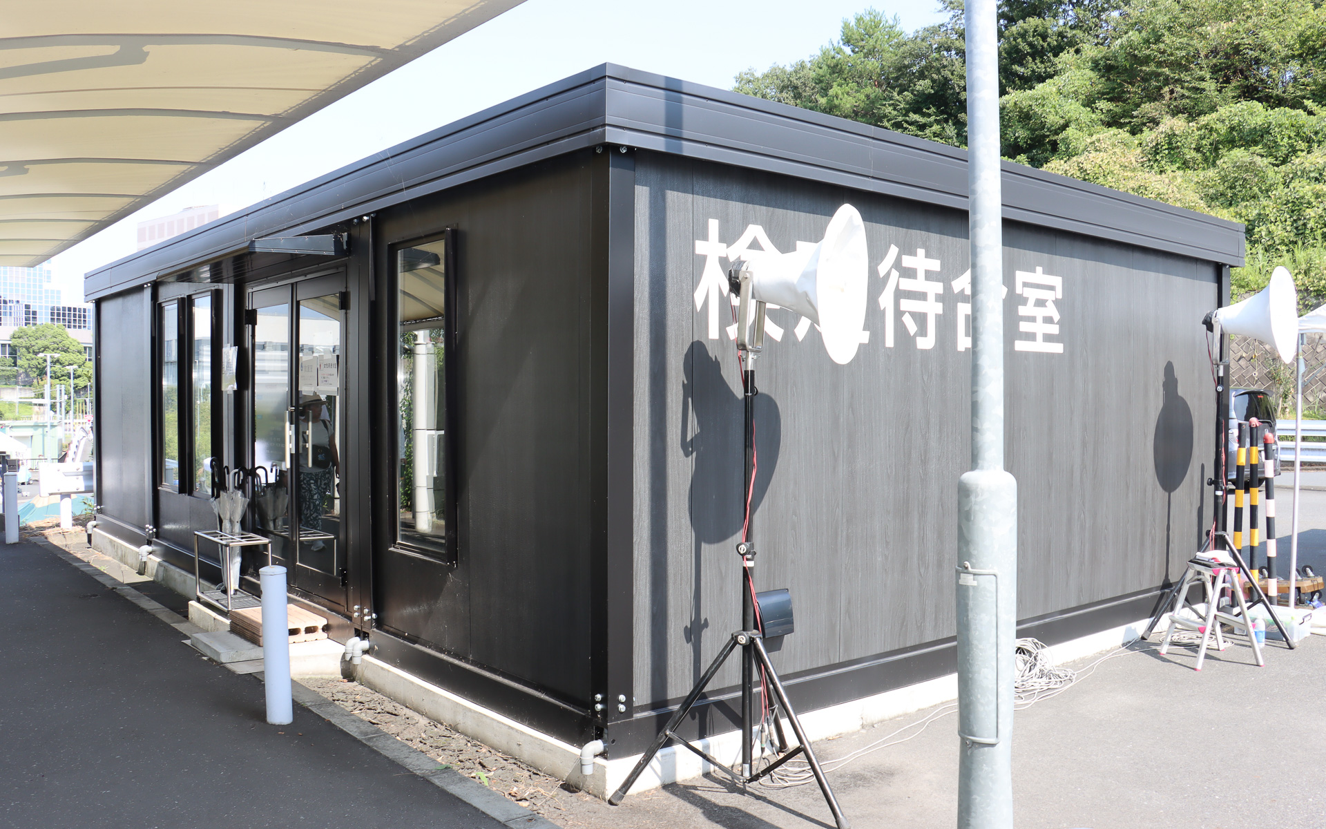 通常は実車検定の待合室として使われている建物を救護室として利用。エアコンで空調が効いた室内にベッドを3台用意して看護師も待機しており、開会式では少しでも体調が悪いと感じたら我慢せず横になりに行ってほしいと呼びかけられていた