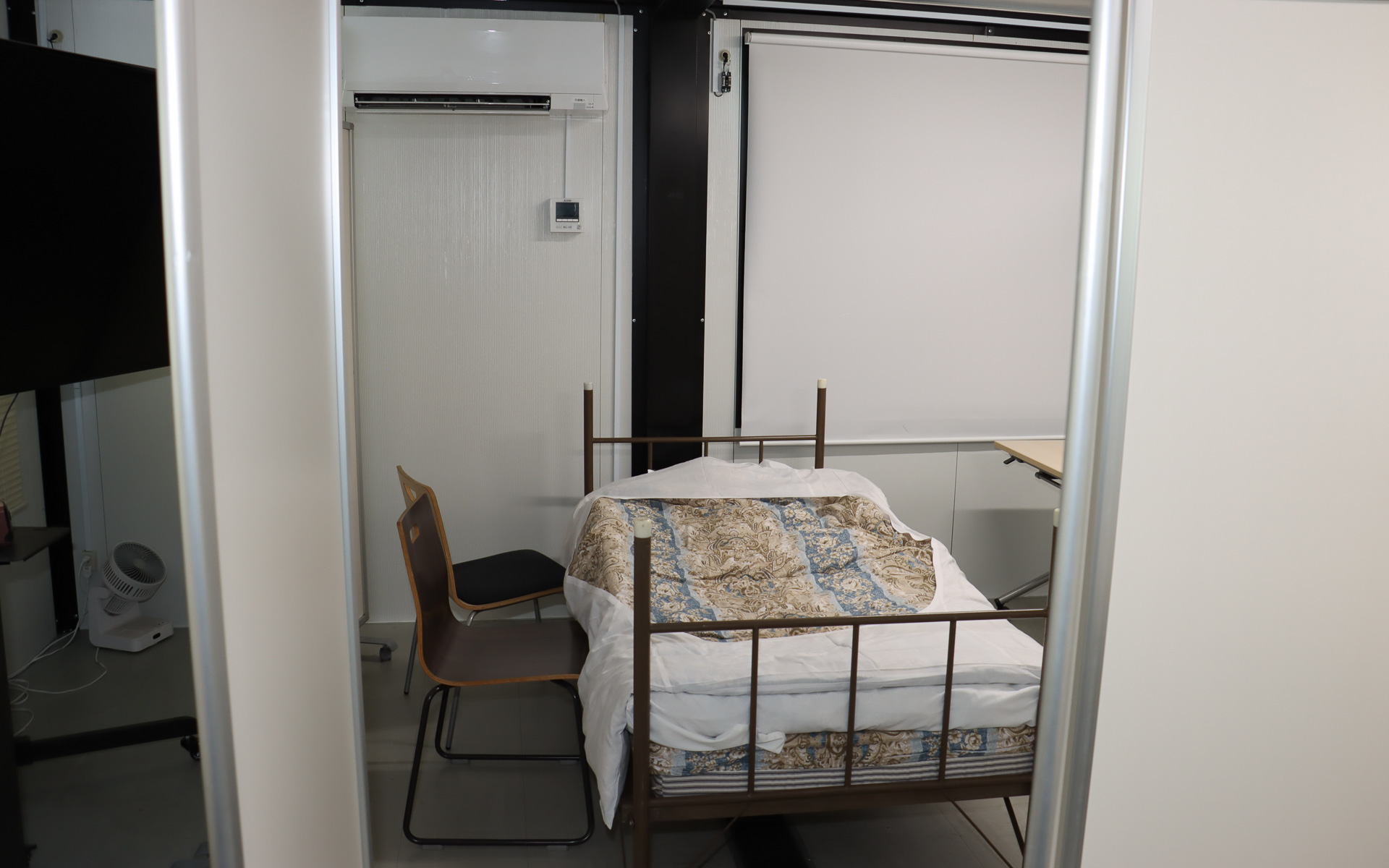 通常は実車検定の待合室として使われている建物を救護室として利用。エアコンで空調が効いた室内にベッドを3台用意して看護師も待機しており、開会式では少しでも体調が悪いと感じたら我慢せず横になりに行ってほしいと呼びかけられていた