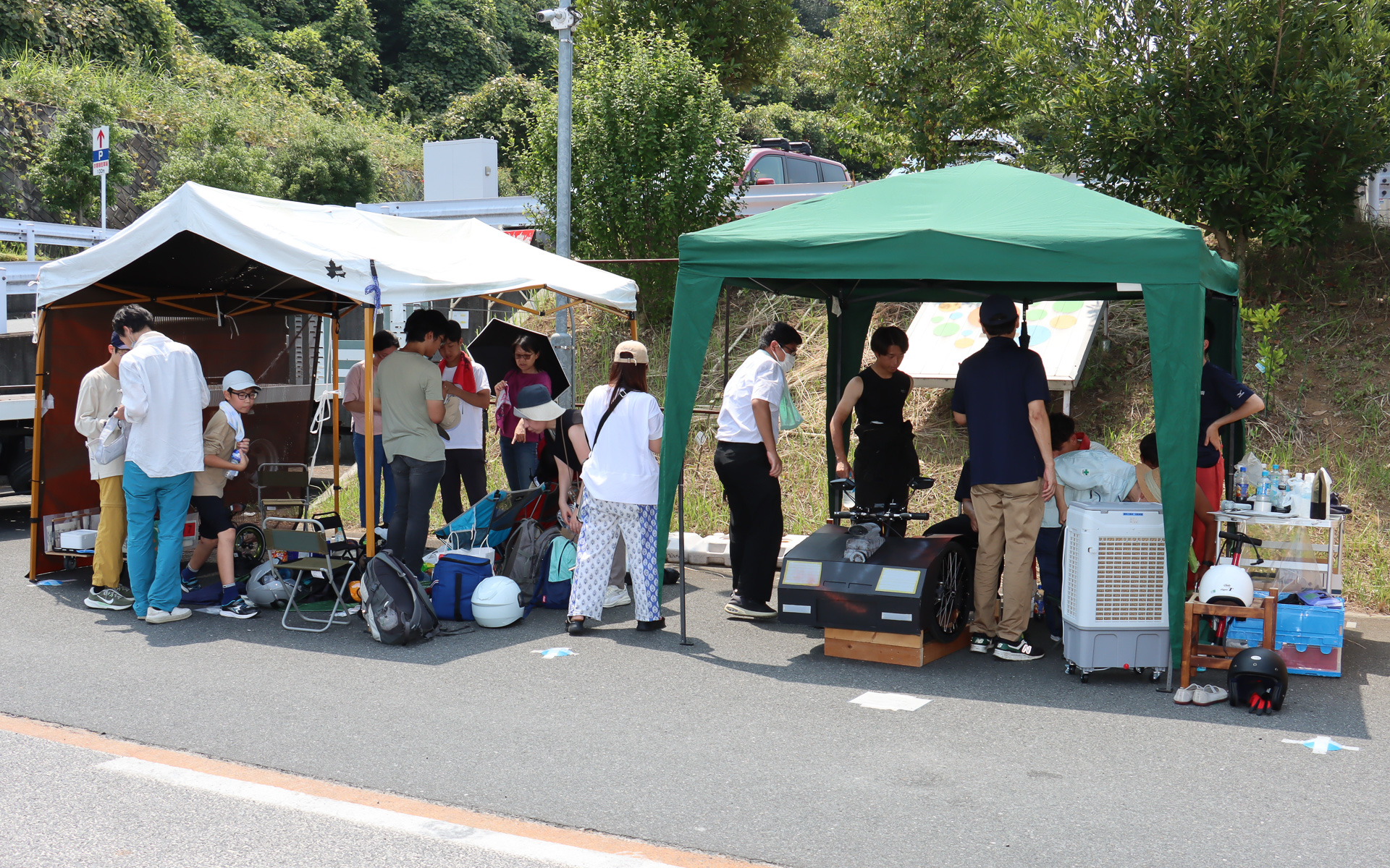 パドックエリアでも各チームでテントなどを用意して暑さ対策をしていた