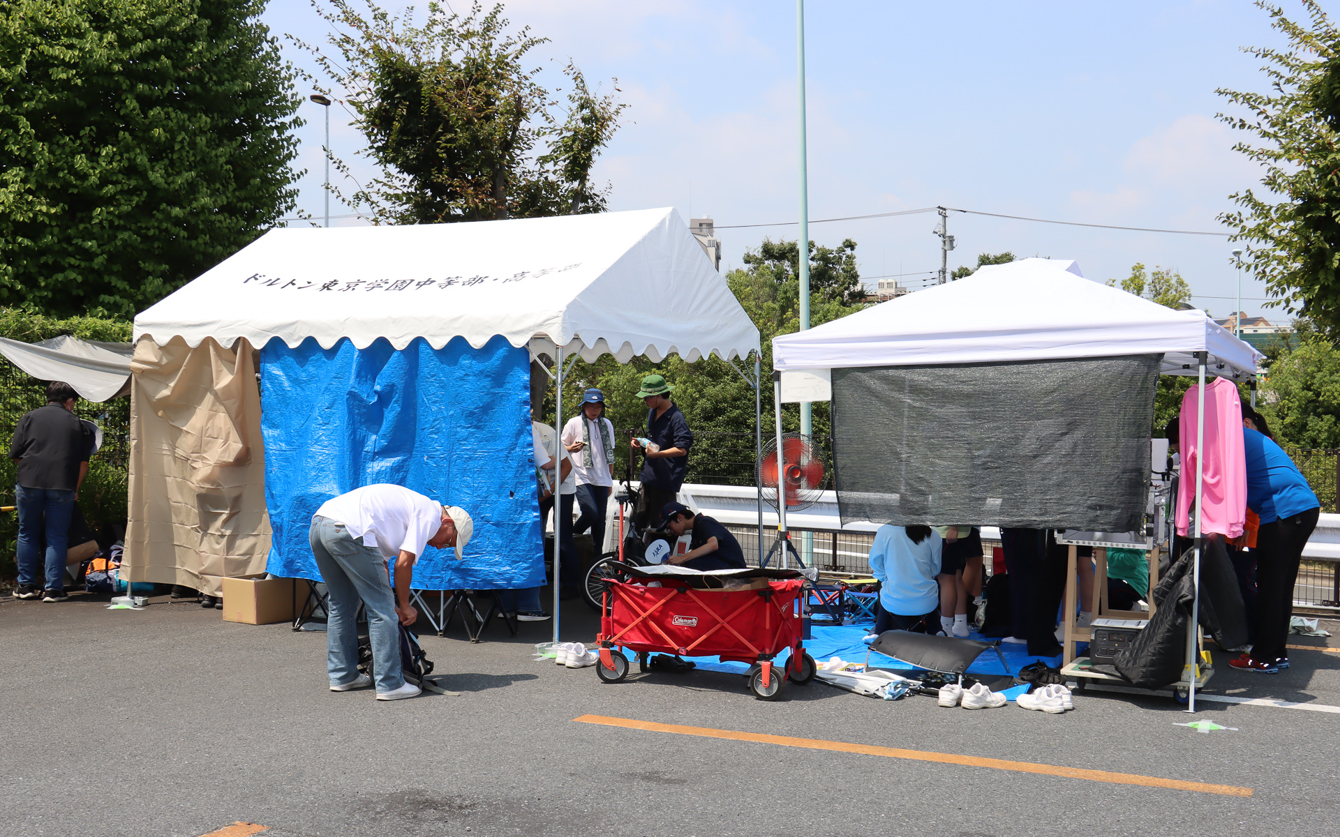 パドックエリアでも各チームでテントなどを用意して暑さ対策をしていた