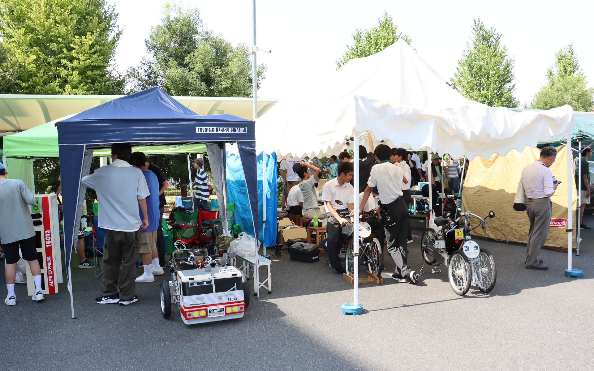 パドックエリアでも各チームでテントなどを用意して暑さ対策をしていた