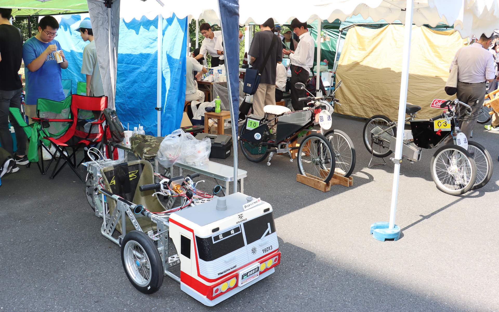 パドックエリアでも各チームでテントなどを用意して暑さ対策をしていた