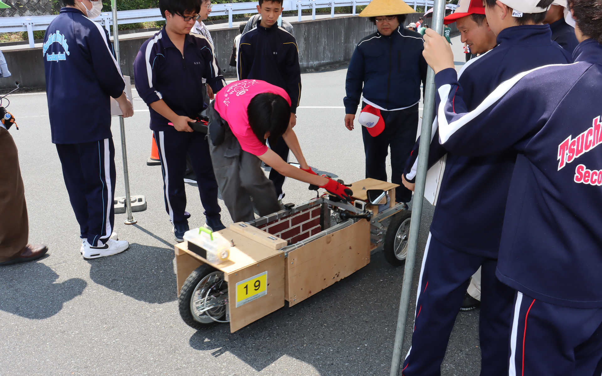 競技開始前の車検シーン。撮影しているタイミングで「ブレーキがしっかりと機能していない」というトラブルが発生。ワイヤーロックなどの調整を行なったものの、登坂路でドライバーが乗車した状態で静止できないことも確認