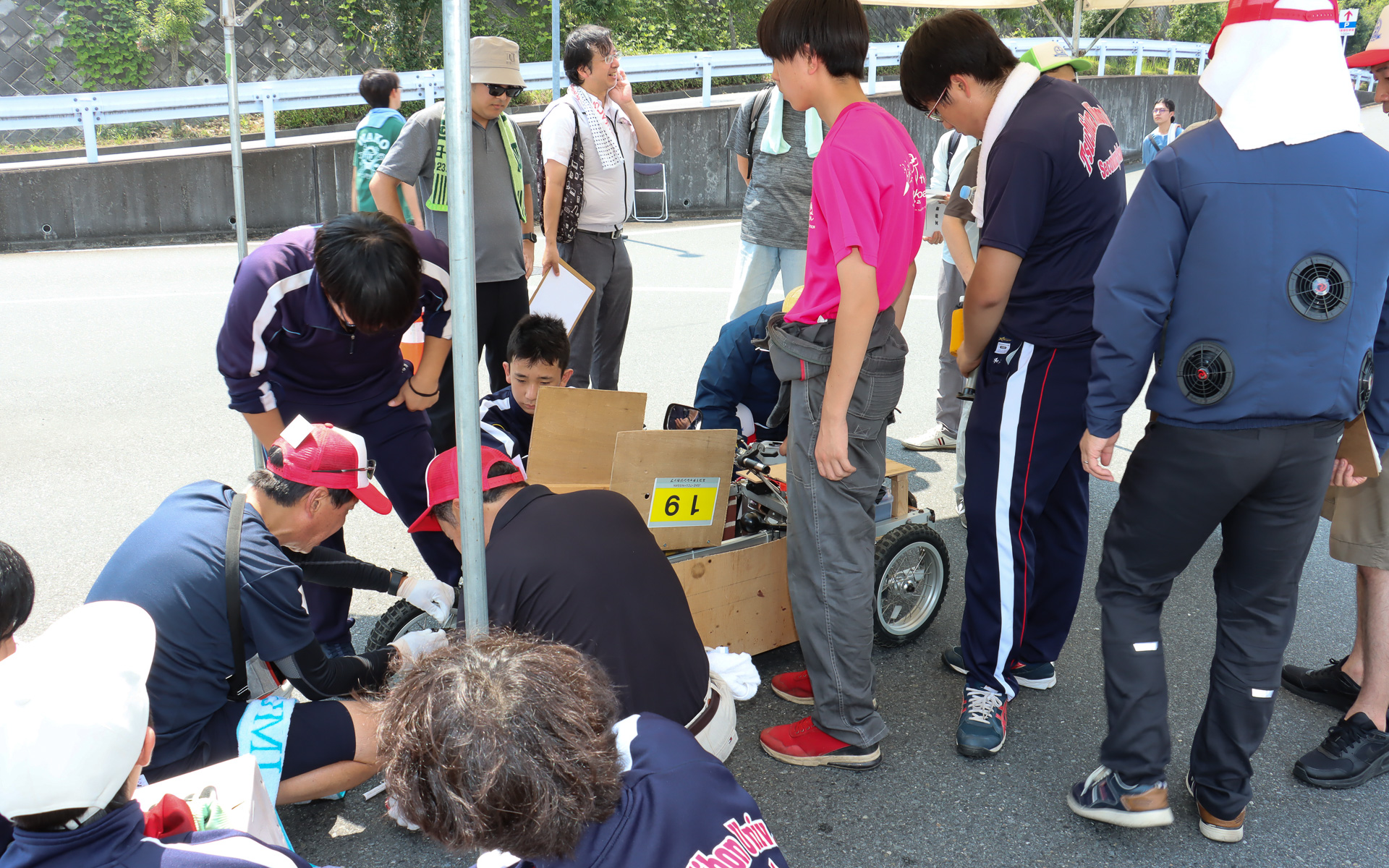 競技開始前の車検シーン。撮影しているタイミングで「ブレーキがしっかりと機能していない」というトラブルが発生。ワイヤーロックなどの調整を行なったものの、登坂路でドライバーが乗車した状態で静止できないことも確認