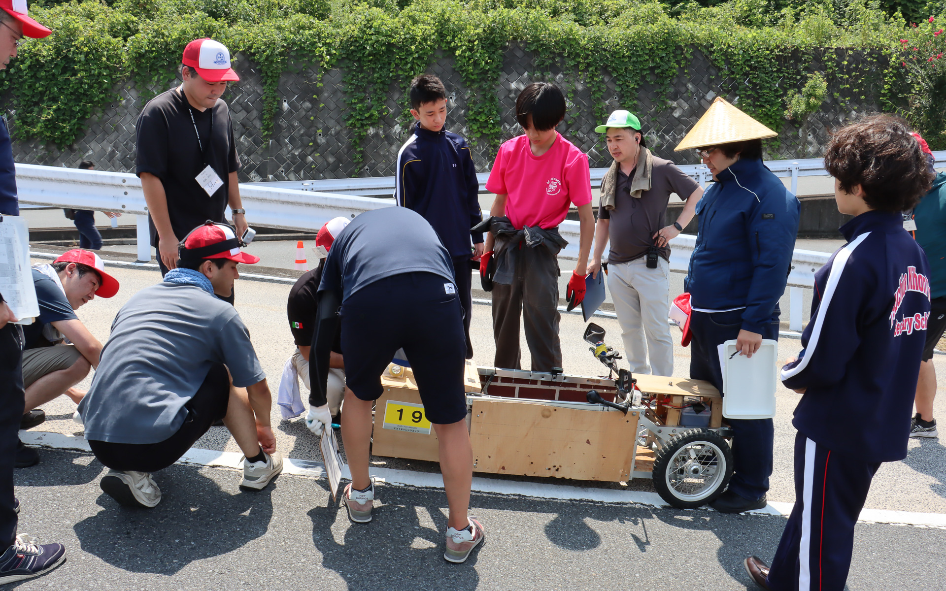 競技開始前の車検シーン。撮影しているタイミングで「ブレーキがしっかりと機能していない」というトラブルが発生。ワイヤーロックなどの調整を行なったものの、登坂路でドライバーが乗車した状態で静止できないことも確認