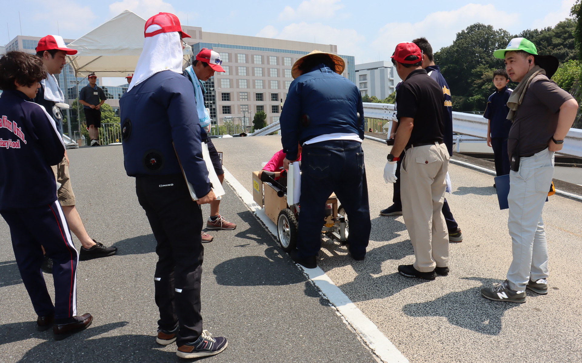 競技開始前の車検シーン。撮影しているタイミングで「ブレーキがしっかりと機能していない」というトラブルが発生。ワイヤーロックなどの調整を行なったものの、登坂路でドライバーが乗車した状態で静止できないことも確認