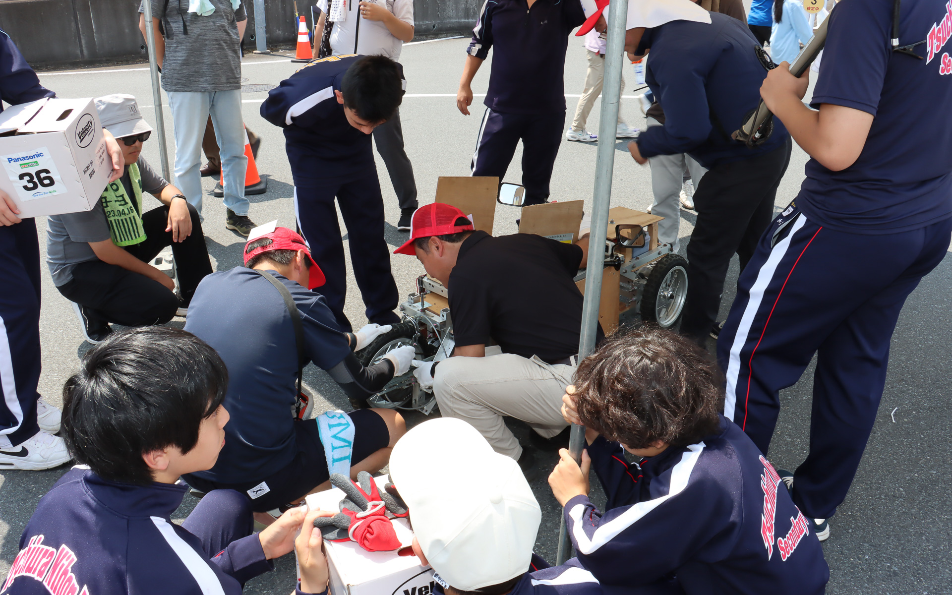 通常のレースとは違い、車検場のスタッフが積極的に協力してトラブルシューティングを実施。「ブレーキパッドの固定にワッシャーを何枚か噛ませれば密着力を高められるぞ」といった解決策がひねり出され、無事に車検をクリアした