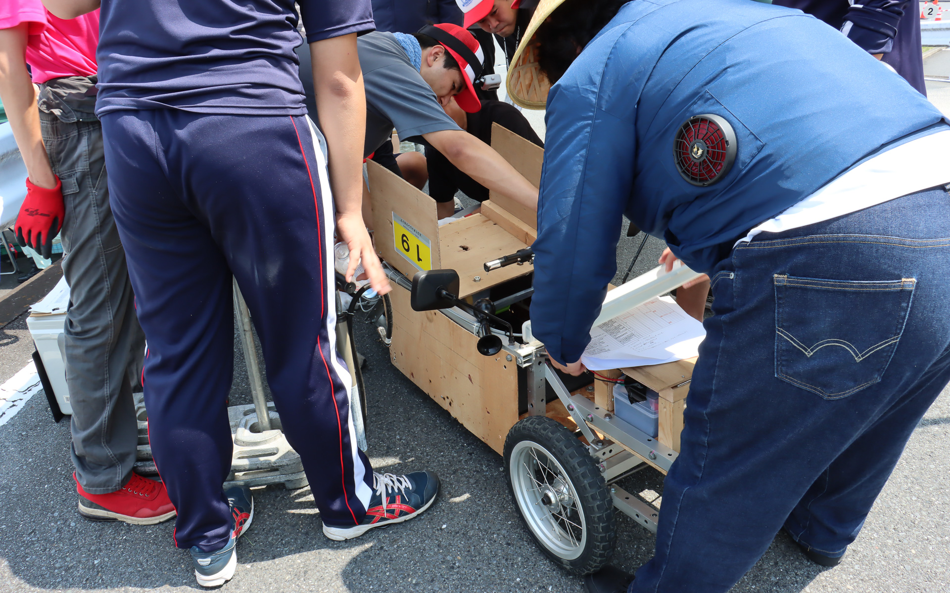 通常のレースとは違い、車検場のスタッフが積極的に協力してトラブルシューティングを実施。「ブレーキパッドの固定にワッシャーを何枚か噛ませれば密着力を高められるぞ」といった解決策がひねり出され、無事に車検をクリアした