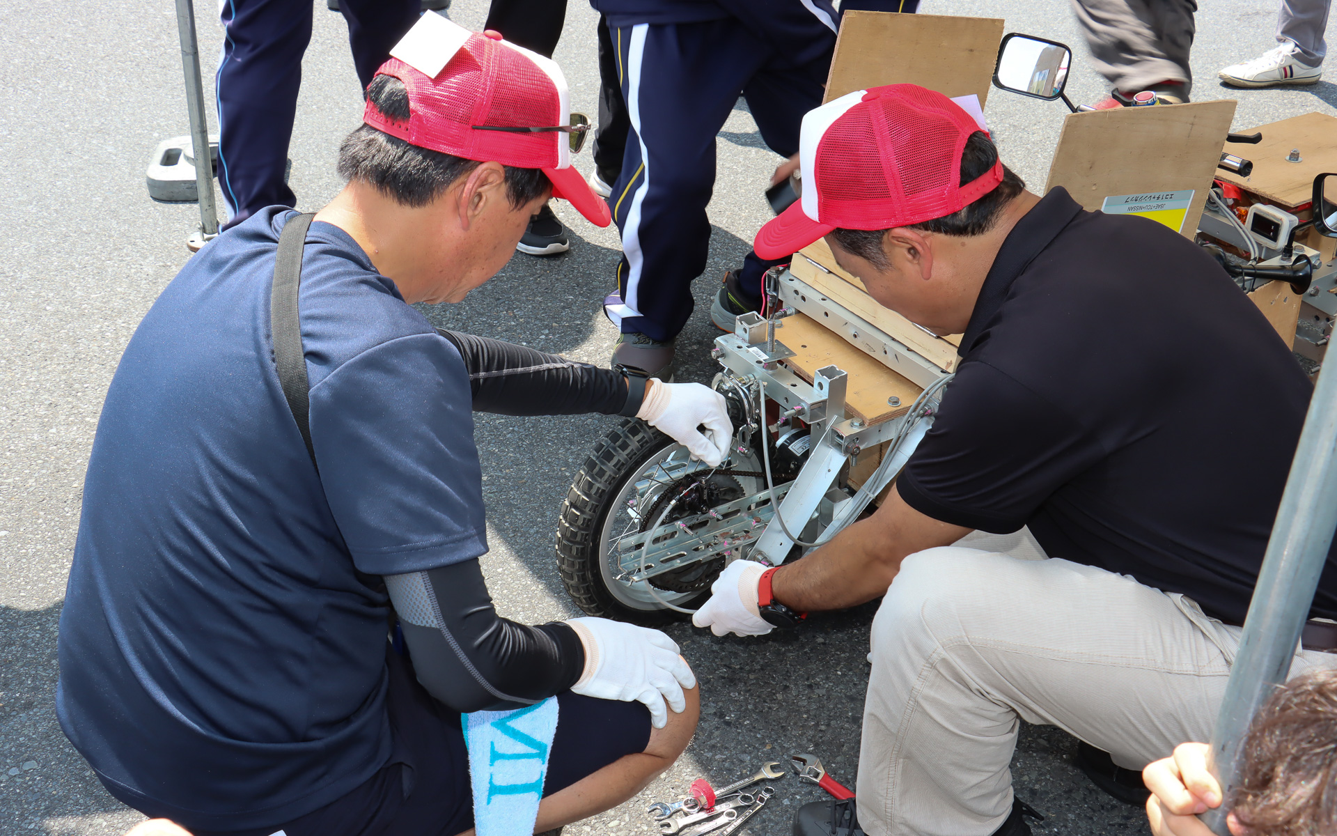 通常のレースとは違い、車検場のスタッフが積極的に協力してトラブルシューティングを実施。「ブレーキパッドの固定にワッシャーを何枚か噛ませれば密着力を高められるぞ」といった解決策がひねり出され、無事に車検をクリアした