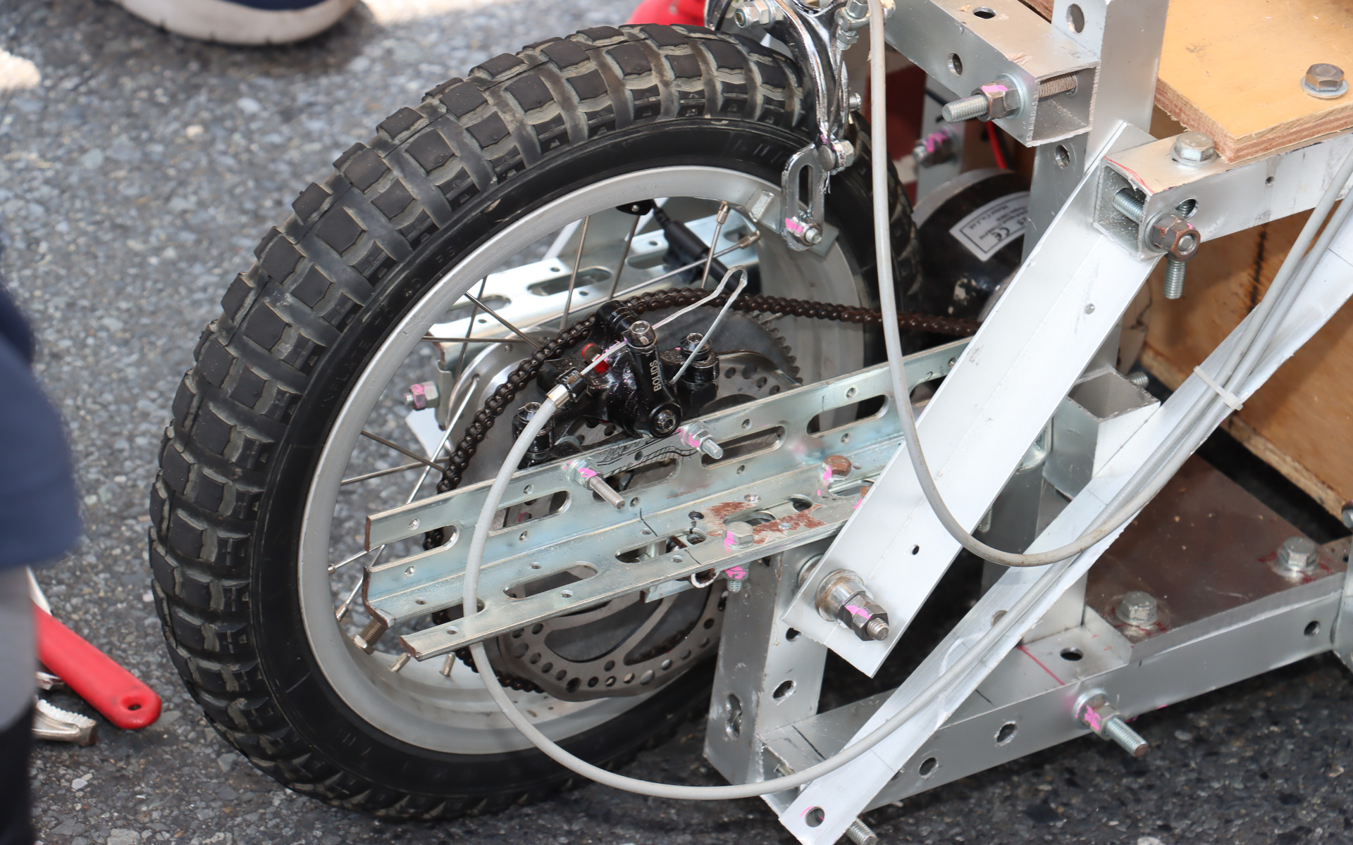 通常のレースとは違い、車検場のスタッフが積極的に協力してトラブルシューティングを実施。「ブレーキパッドの固定にワッシャーを何枚か噛ませれば密着力を高められるぞ」といった解決策がひねり出され、無事に車検をクリアした