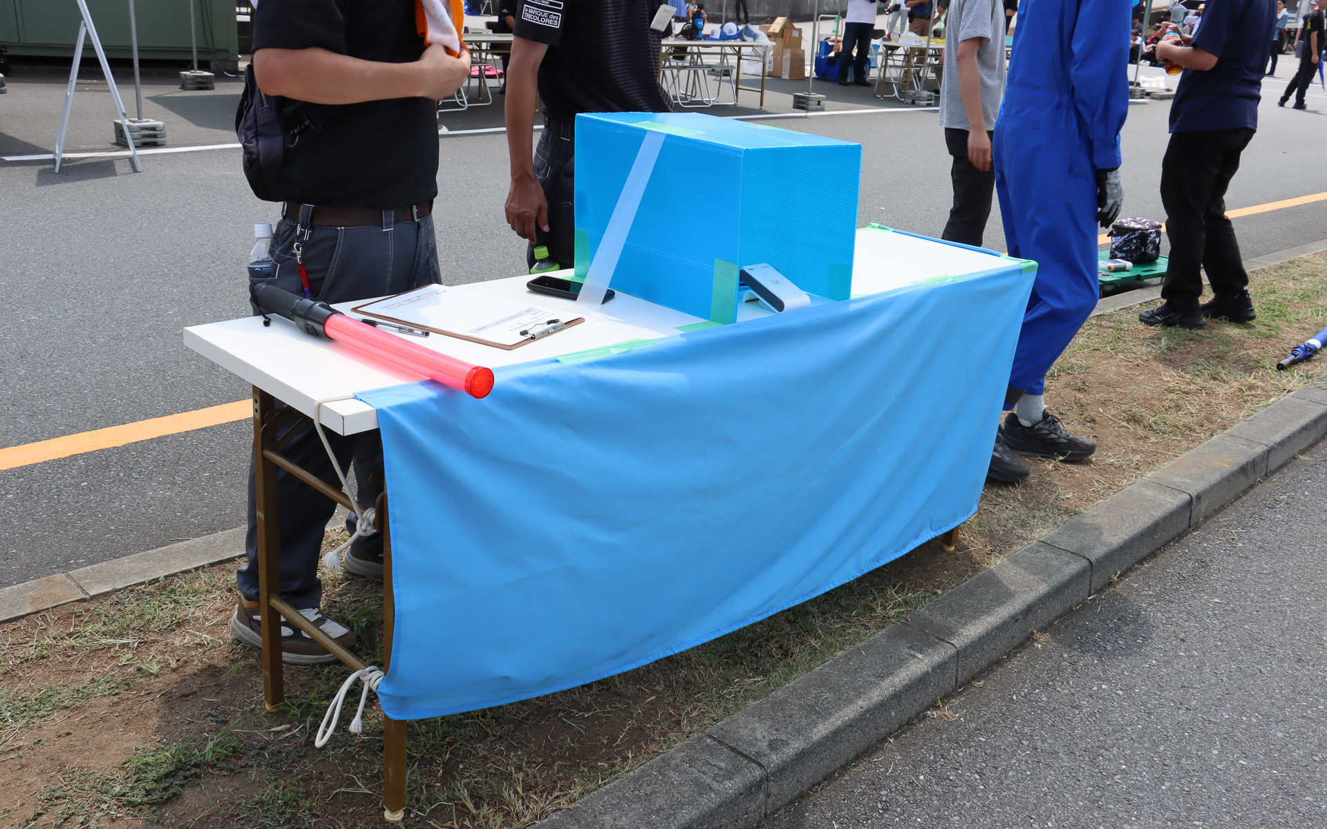 ホームストレートの4か所にピットが用意され、それぞれにICカードリーダーを設置。非接触ICカードをスタートドライバーがカードリーダーに読み込ませて走行開始