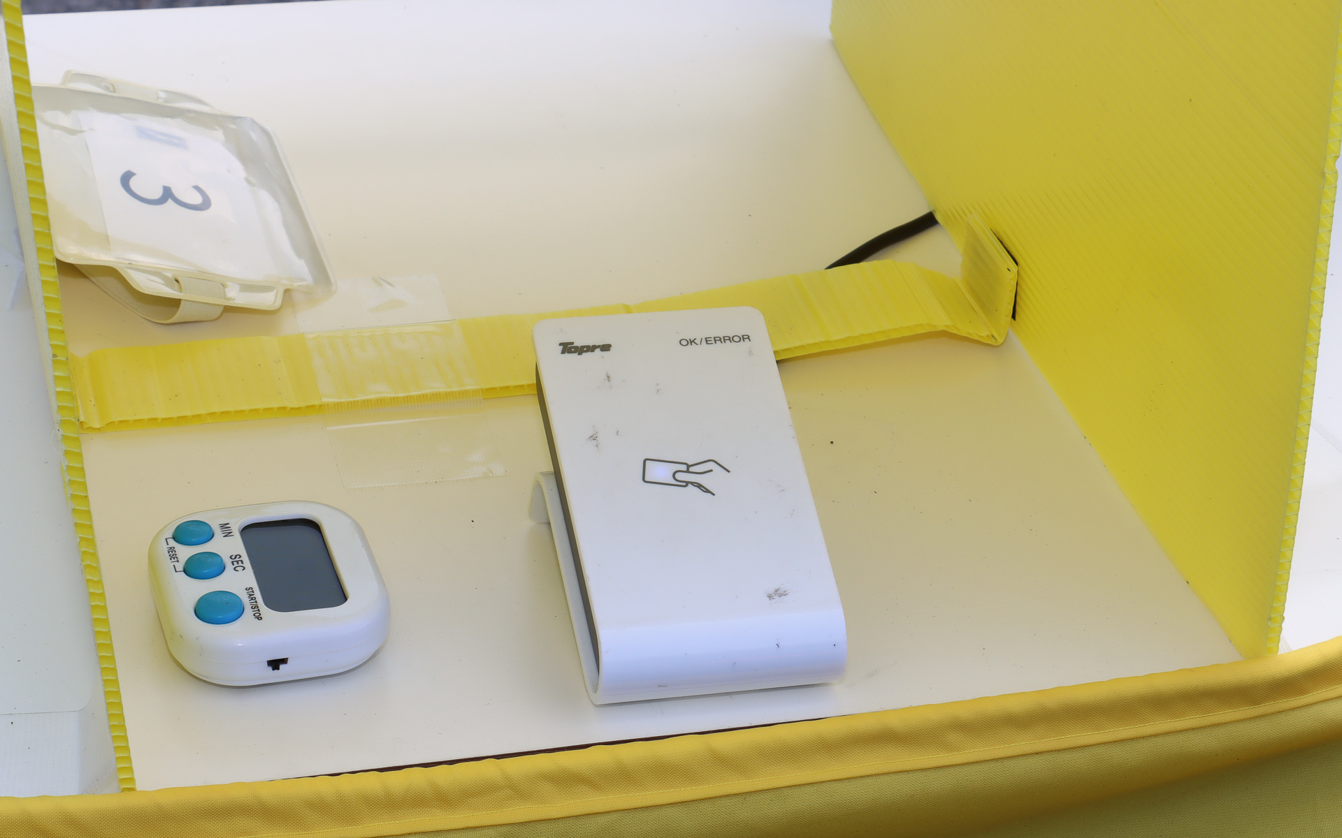 ホームストレートの4か所にピットが用意され、それぞれにICカードリーダーを設置。非接触ICカードをスタートドライバーがカードリーダーに読み込ませて走行開始