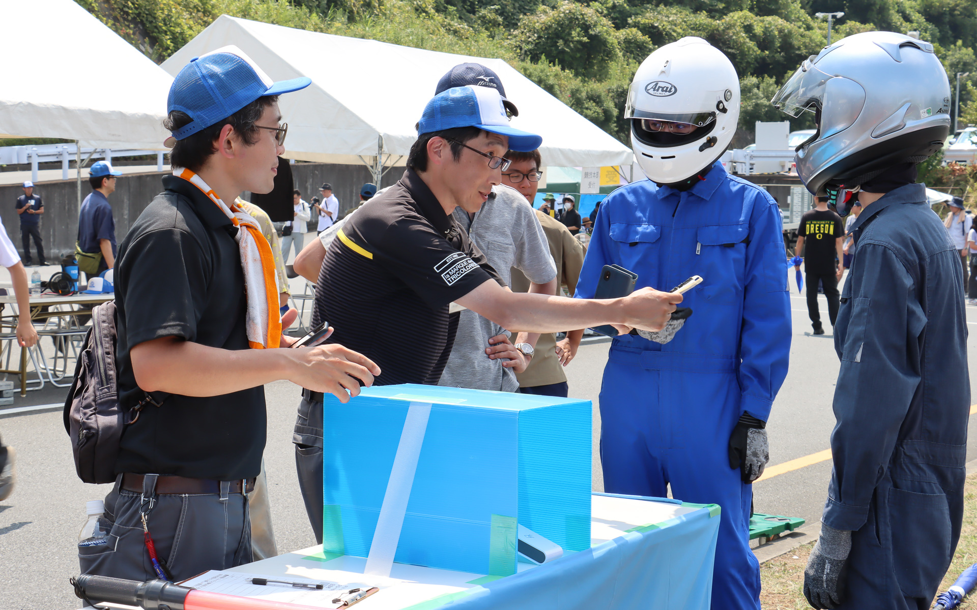 ホームストレートの4か所にピットが用意され、それぞれにICカードリーダーを設置。非接触ICカードをスタートドライバーがカードリーダーに読み込ませて走行開始