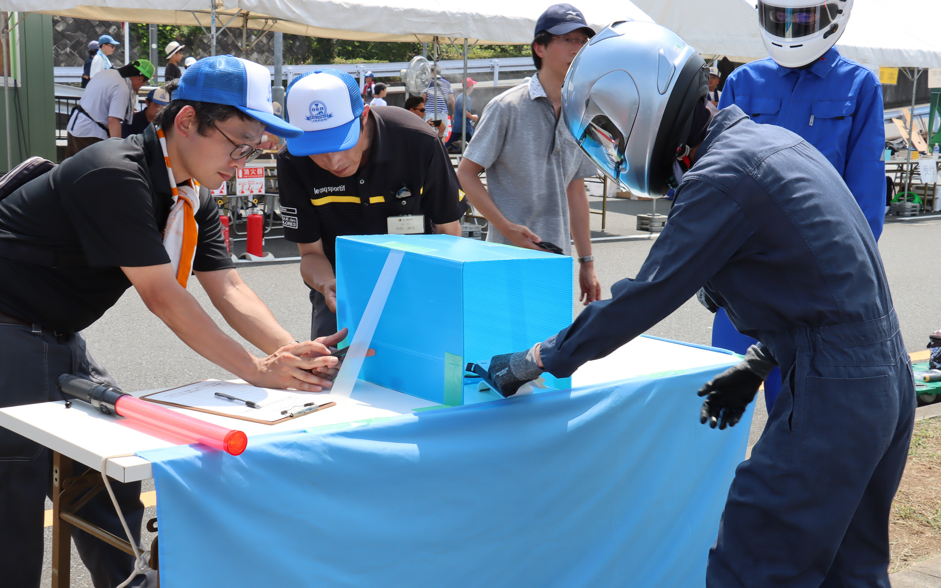 ホームストレートの4か所にピットが用意され、それぞれにICカードリーダーを設置。非接触ICカードをスタートドライバーがカードリーダーに読み込ませて走行開始