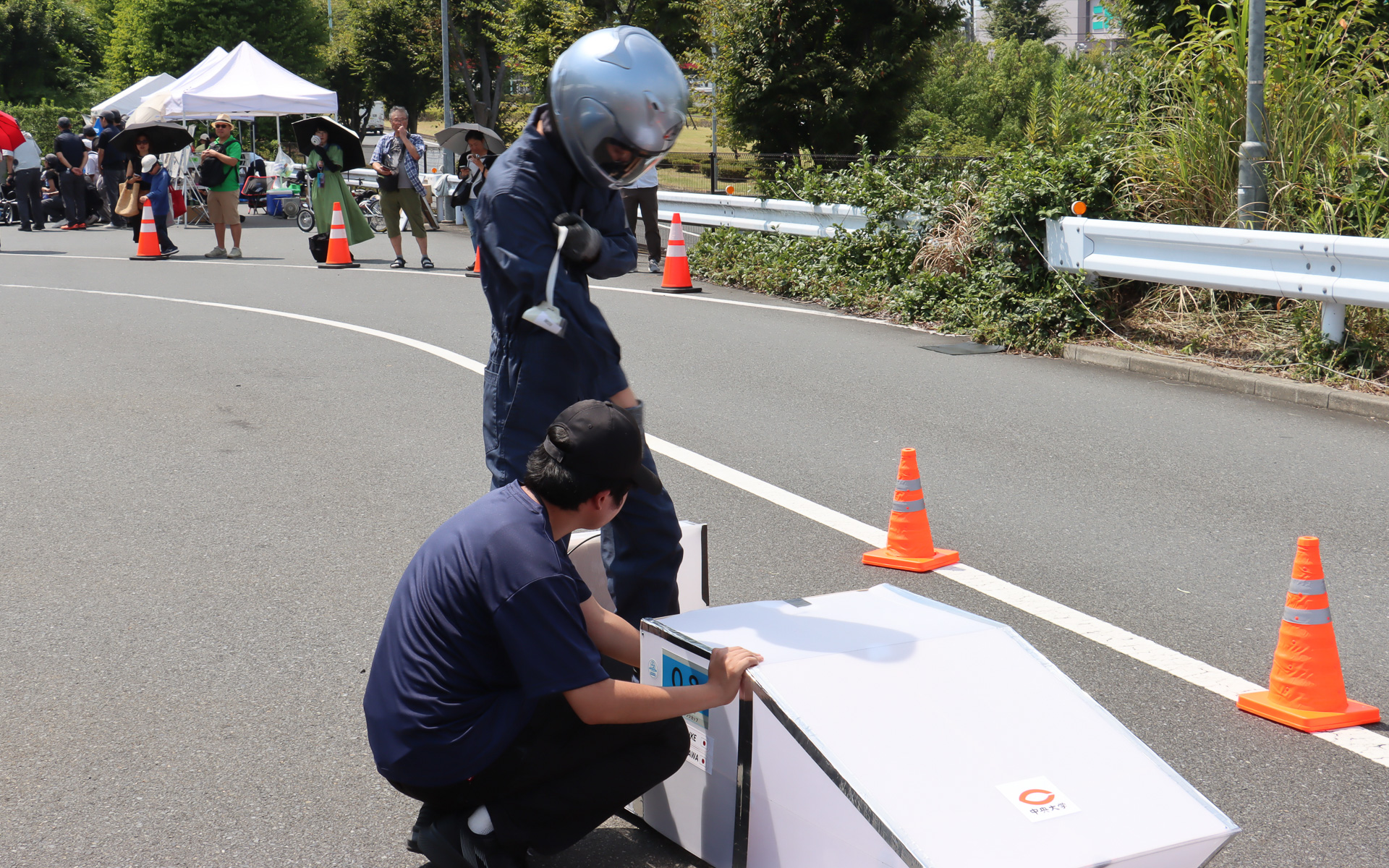 ホームストレートの4か所にピットが用意され、それぞれにICカードリーダーを設置。非接触ICカードをスタートドライバーがカードリーダーに読み込ませて走行開始