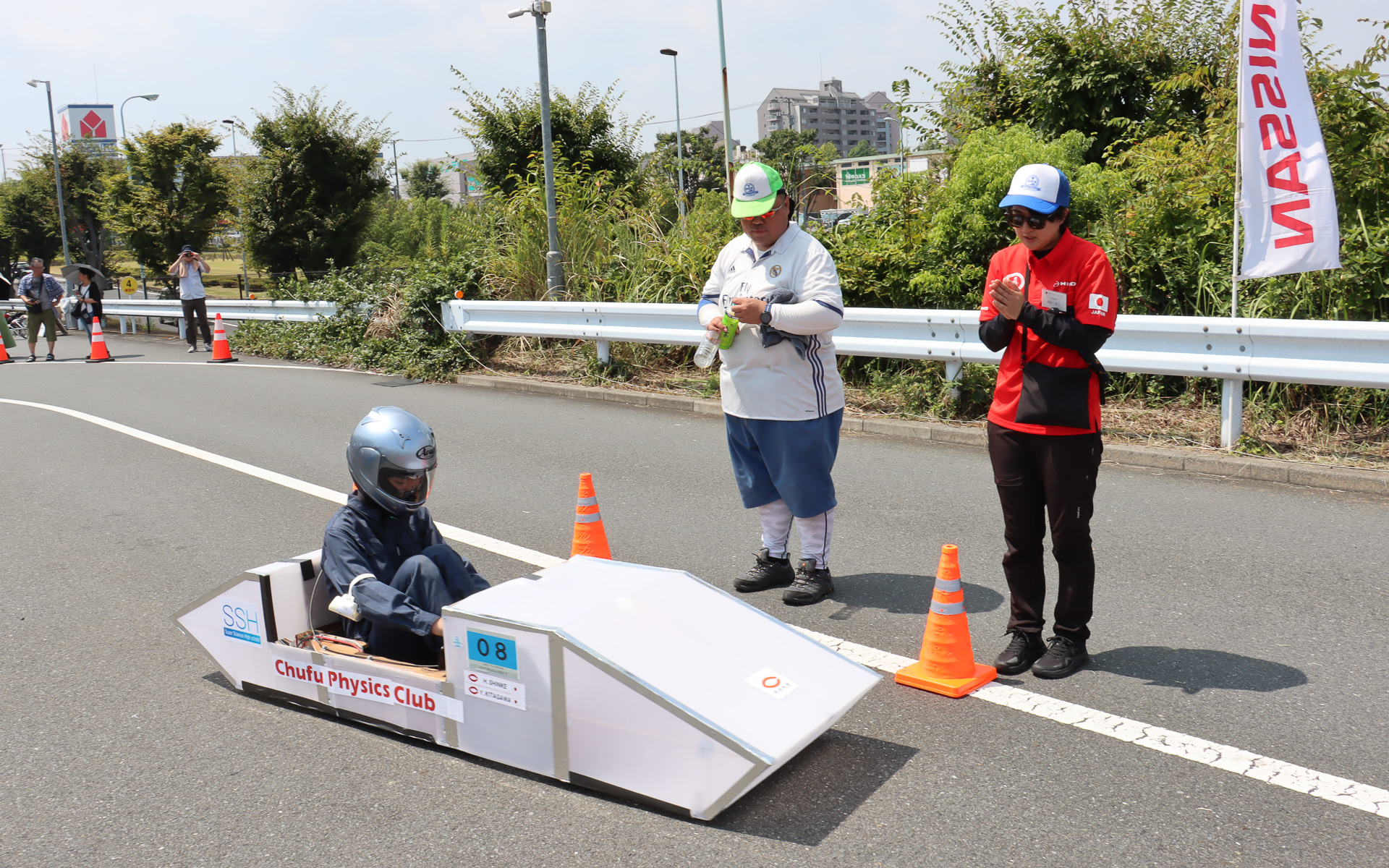 ホームストレートの4か所にピットが用意され、それぞれにICカードリーダーを設置。非接触ICカードをスタートドライバーがカードリーダーに読み込ませて走行開始