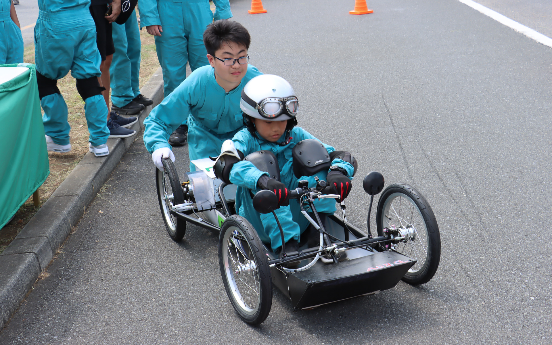 ドライバー交代時にはICカードをバトン代わりに受け渡していく