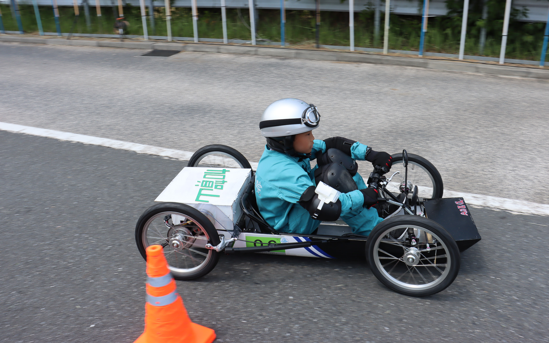 ドライバー交代時にはICカードをバトン代わりに受け渡していく