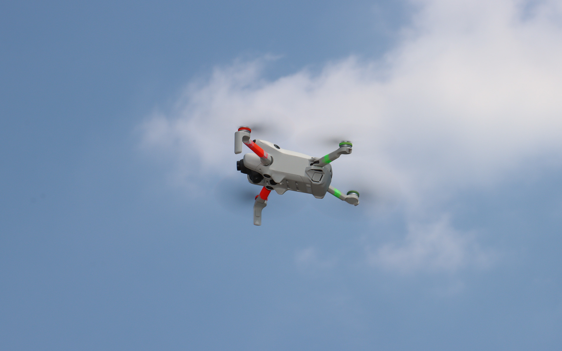 大会の公式動画などを撮影するため、日産の生産現場でも利用されている小型ドローンを利用。プレス機などの異常を検知するためサーモグラフィ映像の撮影も可能となっており、競技中もコースの各所を飛びまわってコースを走行するマシンを追いかけていた