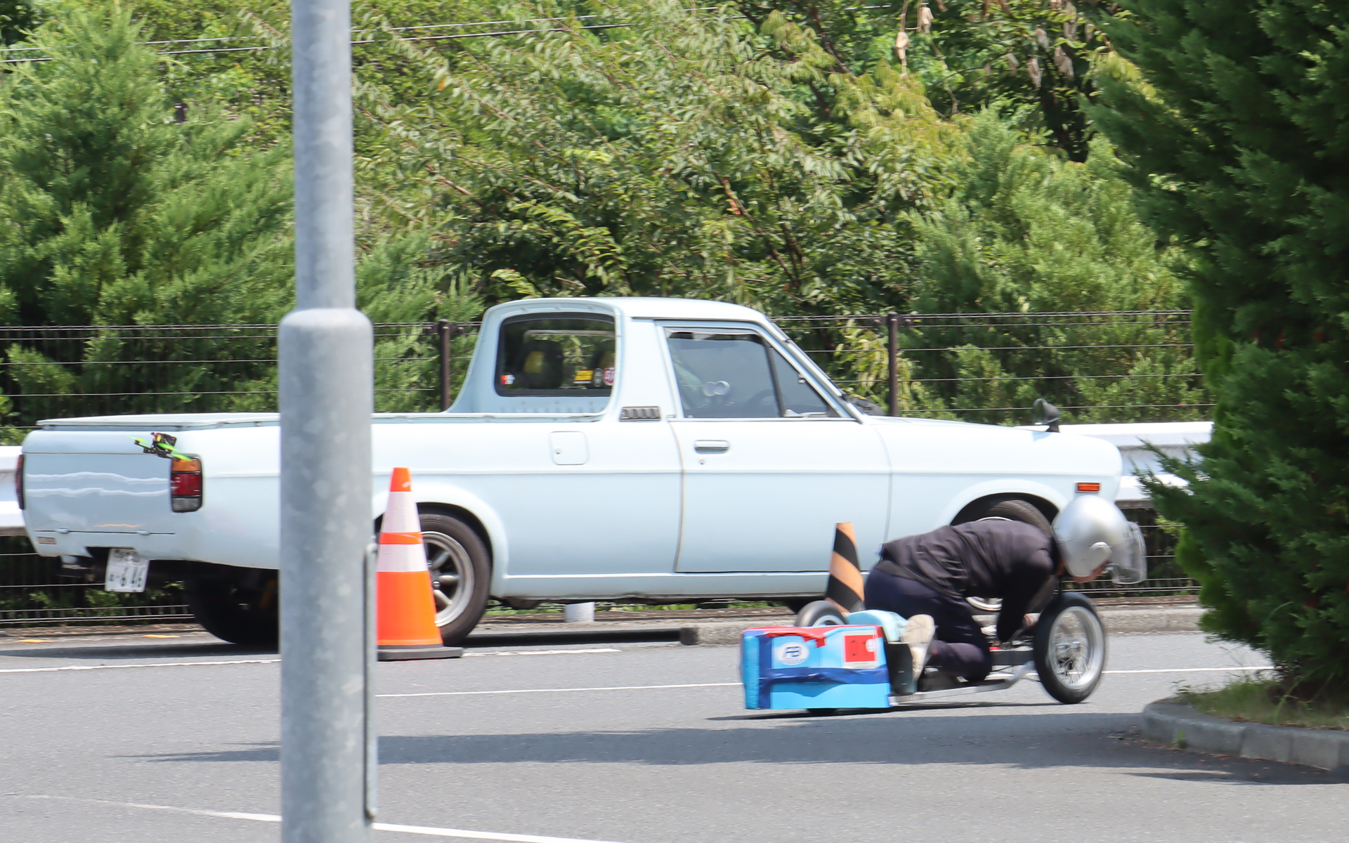 大会の公式動画などを撮影するため、日産の生産現場でも利用されている小型ドローンを利用。プレス機などの異常を検知するためサーモグラフィ映像の撮影も可能となっており、競技中もコースの各所を飛びまわってコースを走行するマシンを追いかけていた