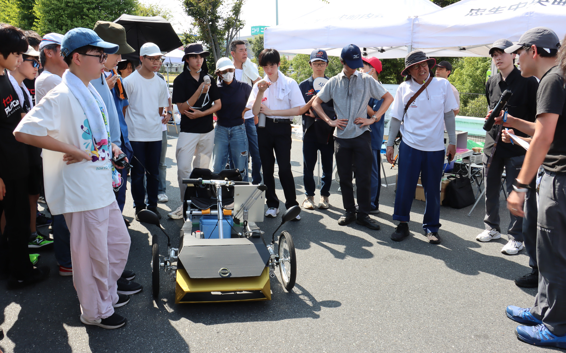 競技走行が終了したあと、競技結果の集計と特別賞などの選定を行なっている時間を利用して、各チームのパドックに司会が足を運び、製作したマシンのアピールポイントや苦労話などを聞いたり、ほかの参加者からの質問に答えたりする「技術交流会」の時間も用意。この時間以外にも各チームの参加者同士が交流を図って参考にし合っていた