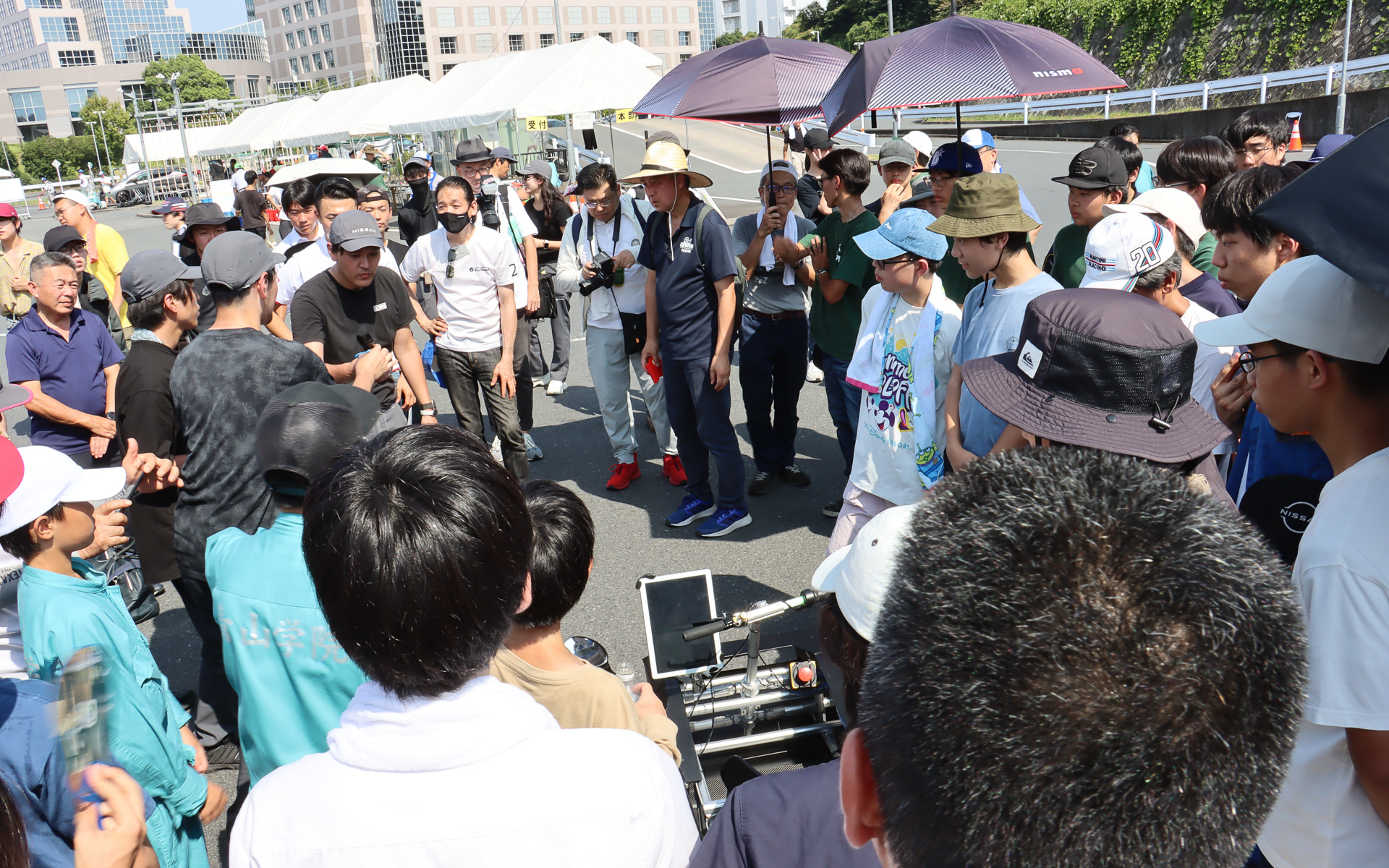 競技走行が終了したあと、競技結果の集計と特別賞などの選定を行なっている時間を利用して、各チームのパドックに司会が足を運び、製作したマシンのアピールポイントや苦労話などを聞いたり、ほかの参加者からの質問に答えたりする「技術交流会」の時間も用意。この時間以外にも各チームの参加者同士が交流を図って参考にし合っていた