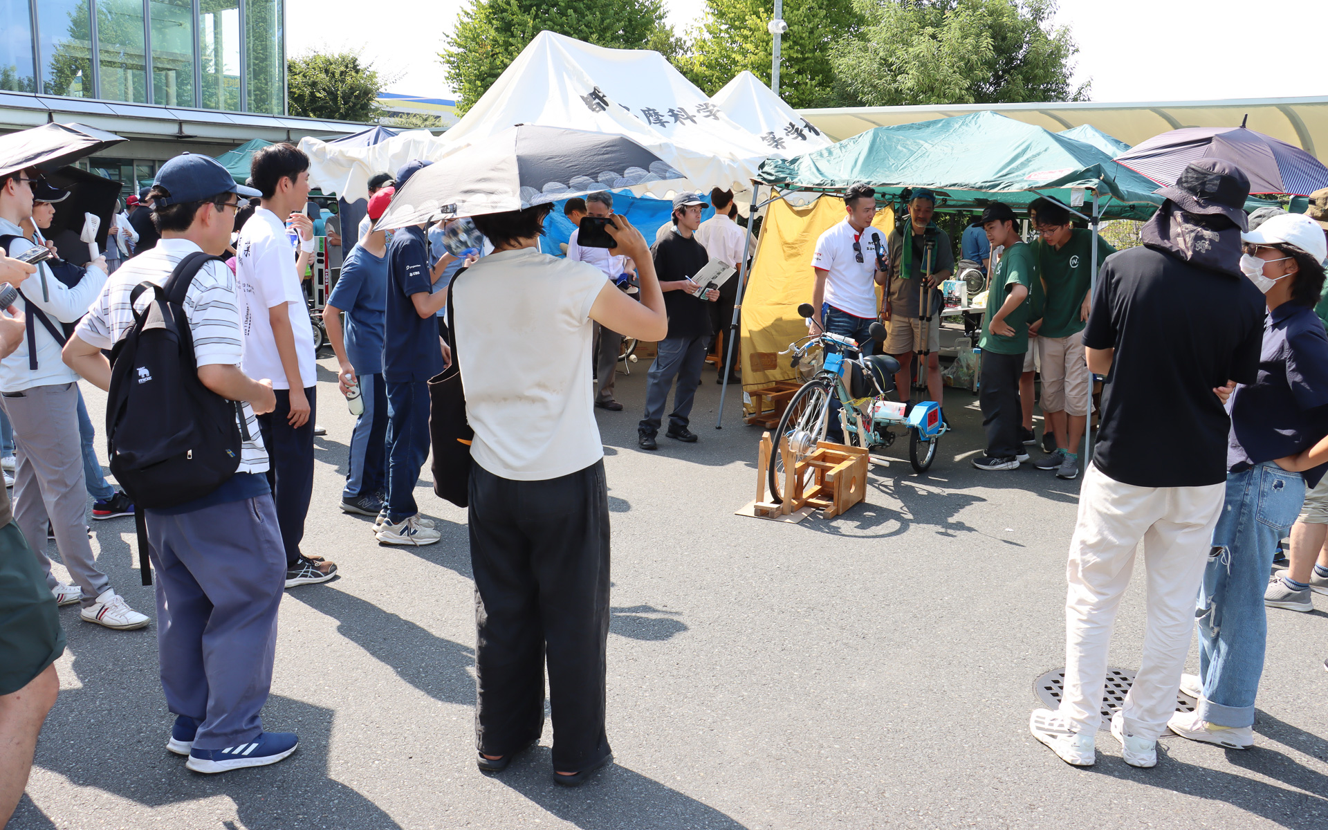 競技走行が終了したあと、競技結果の集計と特別賞などの選定を行なっている時間を利用して、各チームのパドックに司会が足を運び、製作したマシンのアピールポイントや苦労話などを聞いたり、ほかの参加者からの質問に答えたりする「技術交流会」の時間も用意。この時間以外にも各チームの参加者同士が交流を図って参考にし合っていた