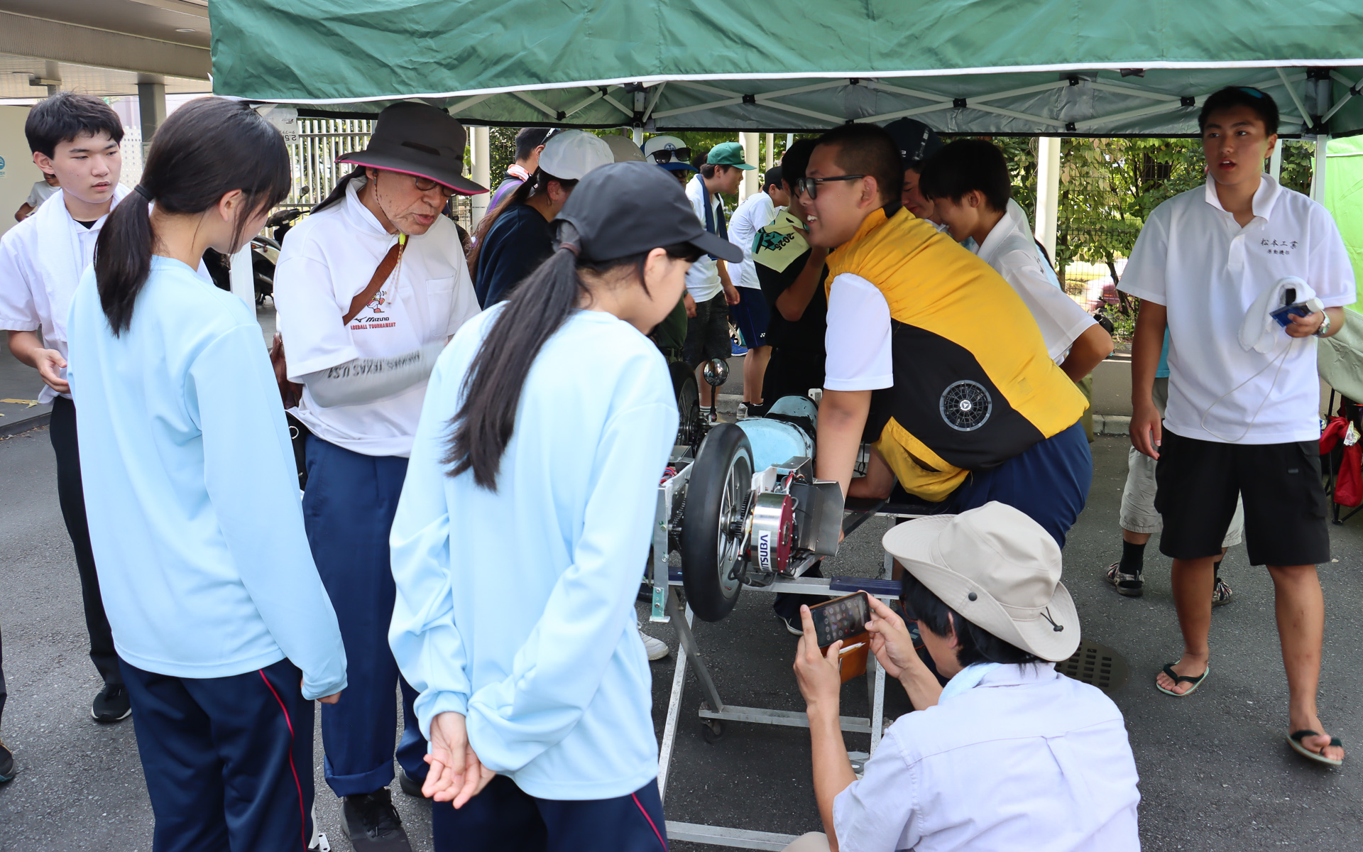 競技走行が終了したあと、競技結果の集計と特別賞などの選定を行なっている時間を利用して、各チームのパドックに司会が足を運び、製作したマシンのアピールポイントや苦労話などを聞いたり、ほかの参加者からの質問に答えたりする「技術交流会」の時間も用意。この時間以外にも各チームの参加者同士が交流を図って参考にし合っていた