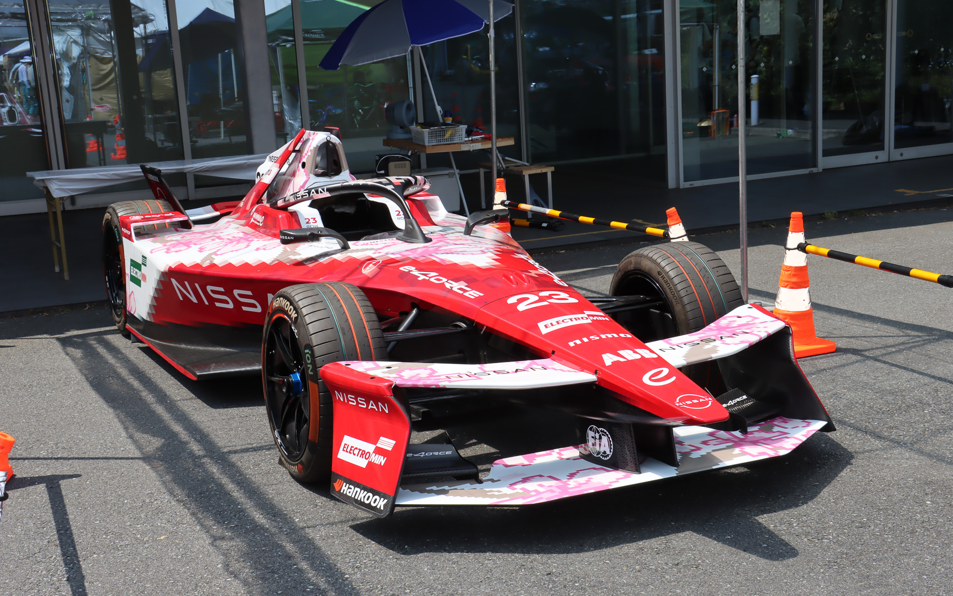 フォーミュラEの2024-2025シーズンでオリバー・ローランド選手がドライバーズチャンピオンを獲得した日産の「Nissan e-4ORCE 05」や日野自動車の小型BEVトラック「デュトロ Z EV」などを車両展示
