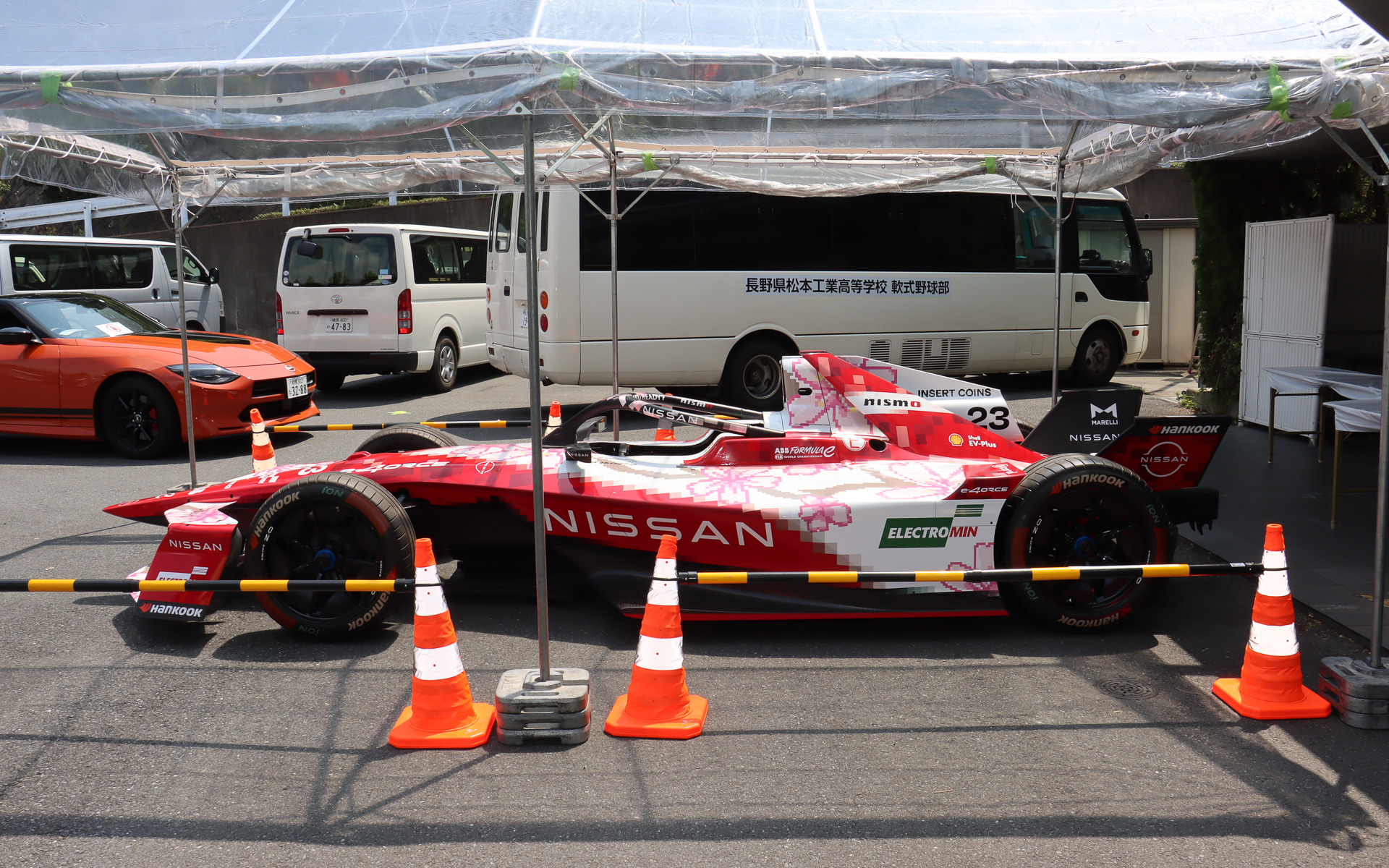 フォーミュラEの2024-2025シーズンでオリバー・ローランド選手がドライバーズチャンピオンを獲得した日産の「Nissan e-4ORCE 05」や日野自動車の小型BEVトラック「デュトロ Z EV」などを車両展示