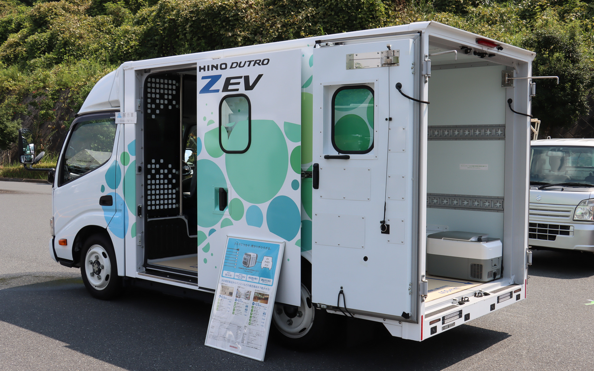 フォーミュラEの2024-2025シーズンでオリバー・ローランド選手がドライバーズチャンピオンを獲得した日産の「Nissan e-4ORCE 05」や日野自動車の小型BEVトラック「デュトロ Z EV」などを車両展示