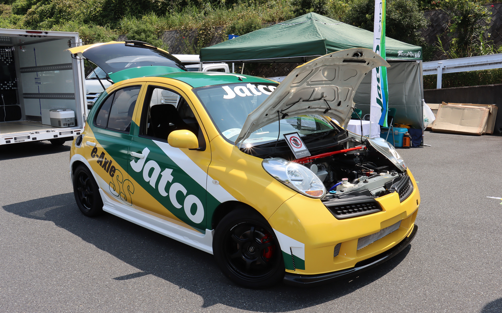 日産の3代目「マーチ」をベースにジヤトコ製の超小型e-Axleを搭載してBEV化した「ユニットテストカー」も展示された