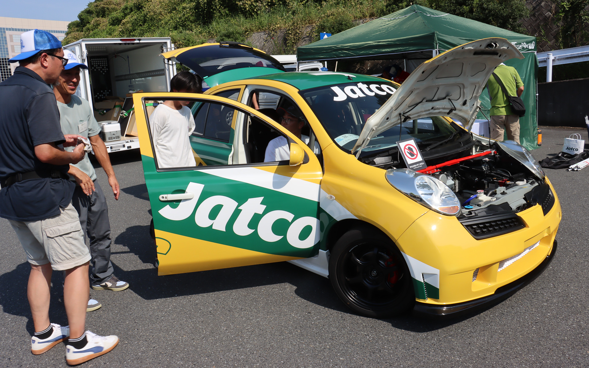 日産の3代目「マーチ」をベースにジヤトコ製の超小型e-Axleを搭載してBEV化した「ユニットテストカー」も展示された