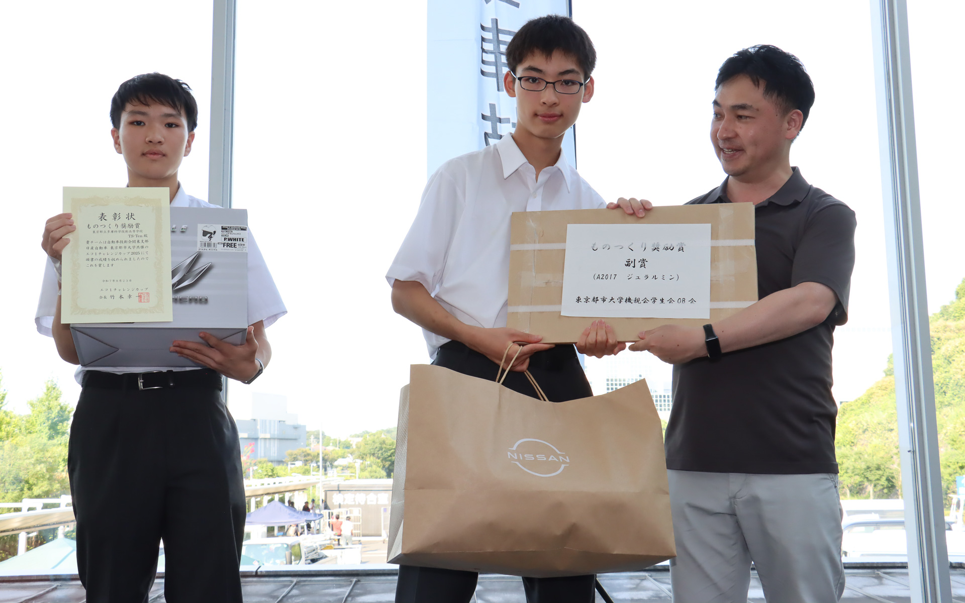ものづくり奨励賞を獲得した「東京都立 多摩科学技術高等学校 多摩科技無線工作部」。副賞に「来年のマシンで使ってほしい」というジュラルミンのプレートも贈られた