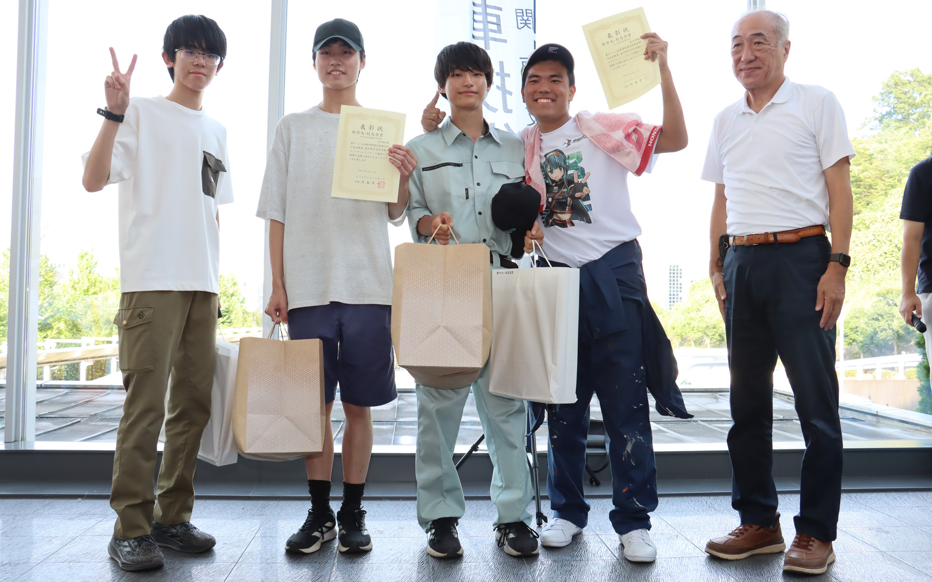 都市大・都市大校友会賞は「中央大学附属高等学校 中央大学附属高等学校 物理部」と「東京都立八王子桑志高等学校 八王子桑志有志チーム」の2チームに贈られた