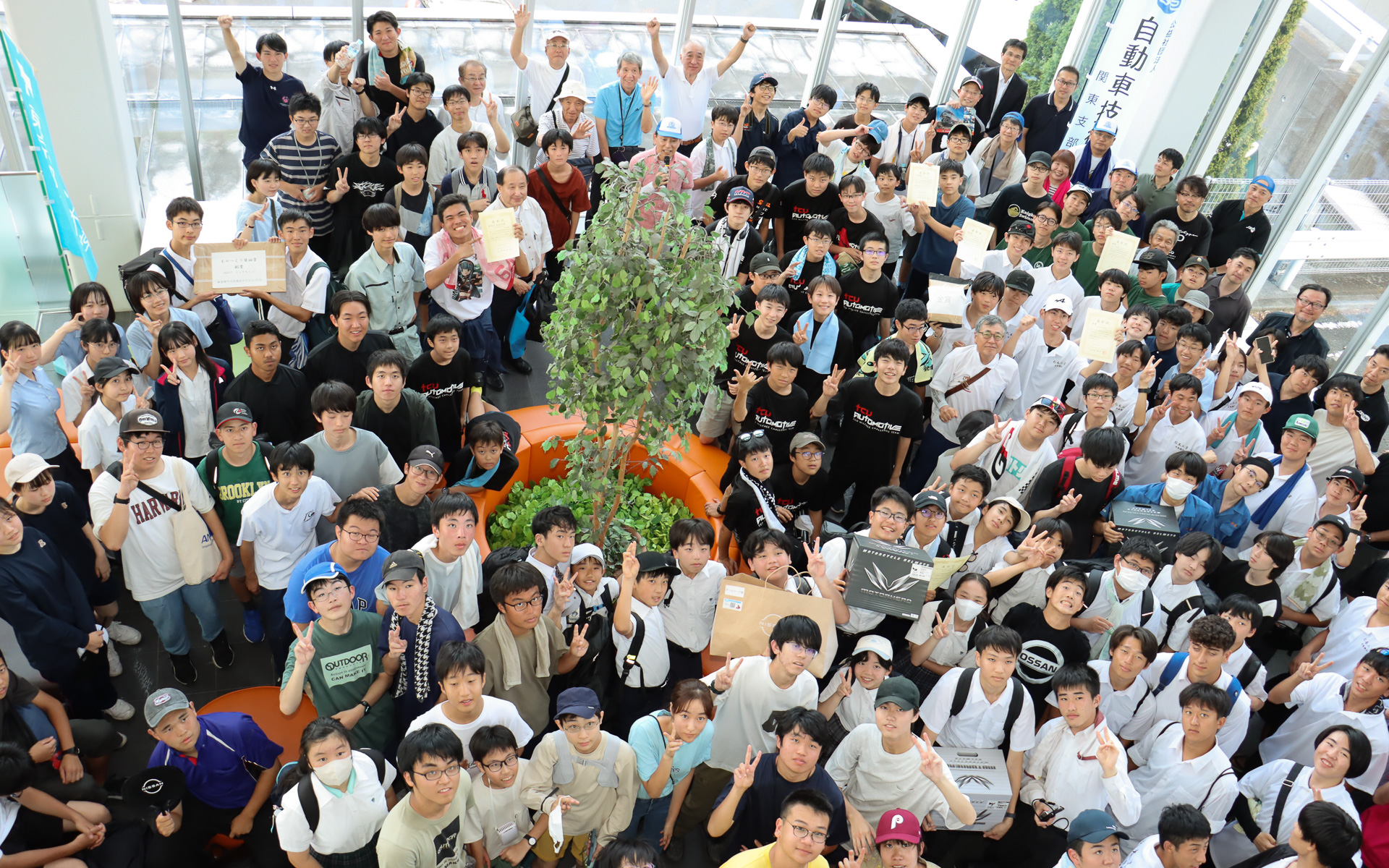 表彰式終了後に集まった参加者で記念撮影