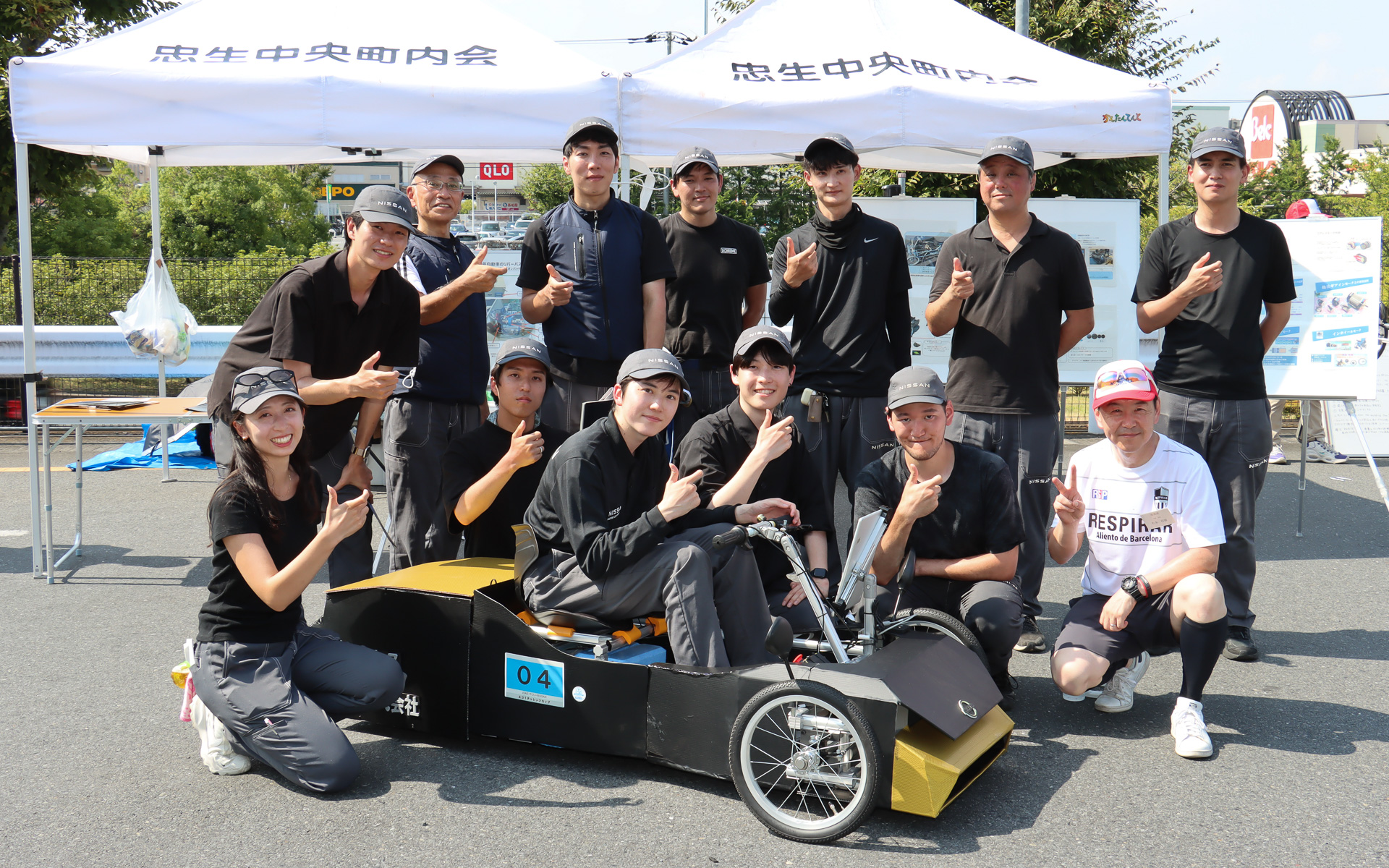 「チーム日産・生産技術開発」のメンバーと手作りBEVマシンのR36 GTR