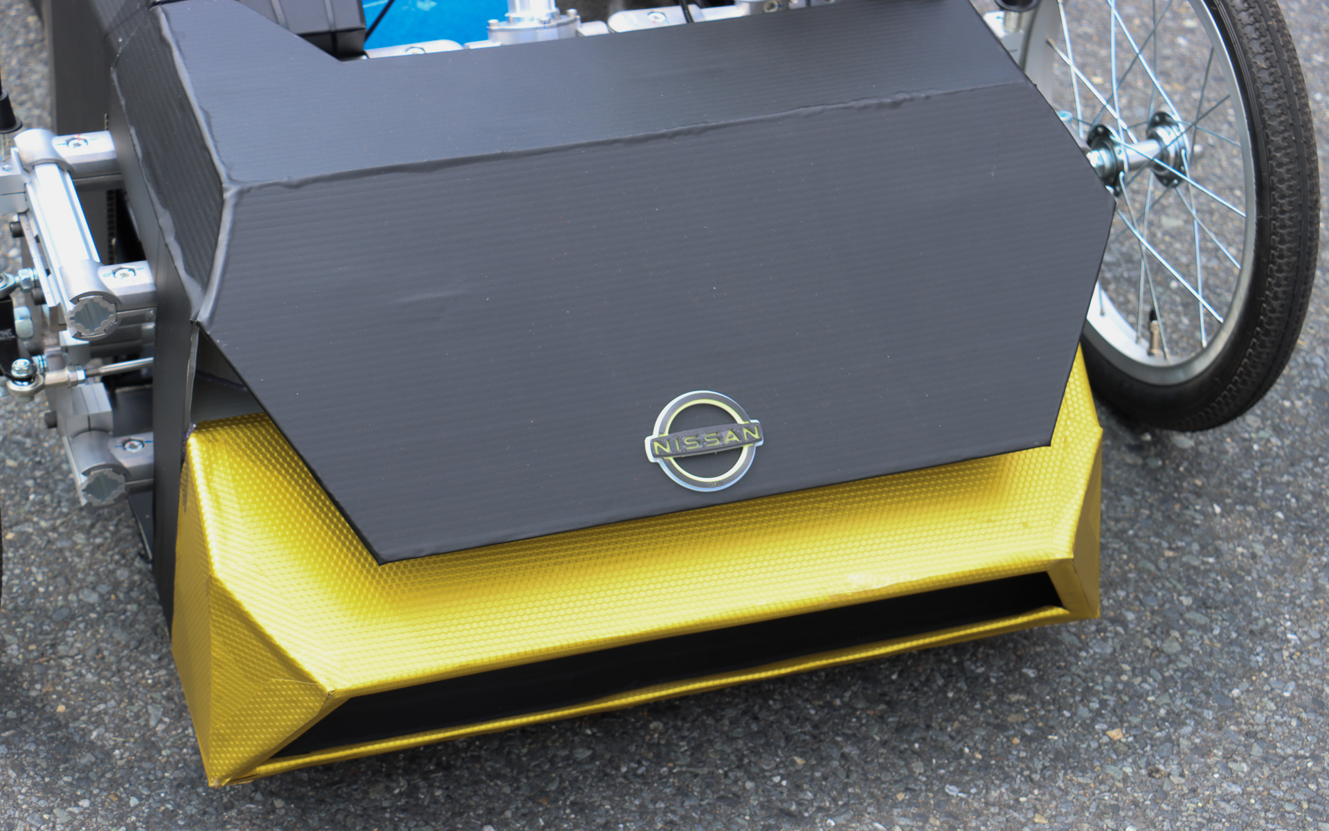 フロントノーズに3Dプリンターで製作した日産エンブレムを装着。さらに日産のコンセプトカー「ハイパーフォース」を思わせる台形フォルムのエアインテークも備える