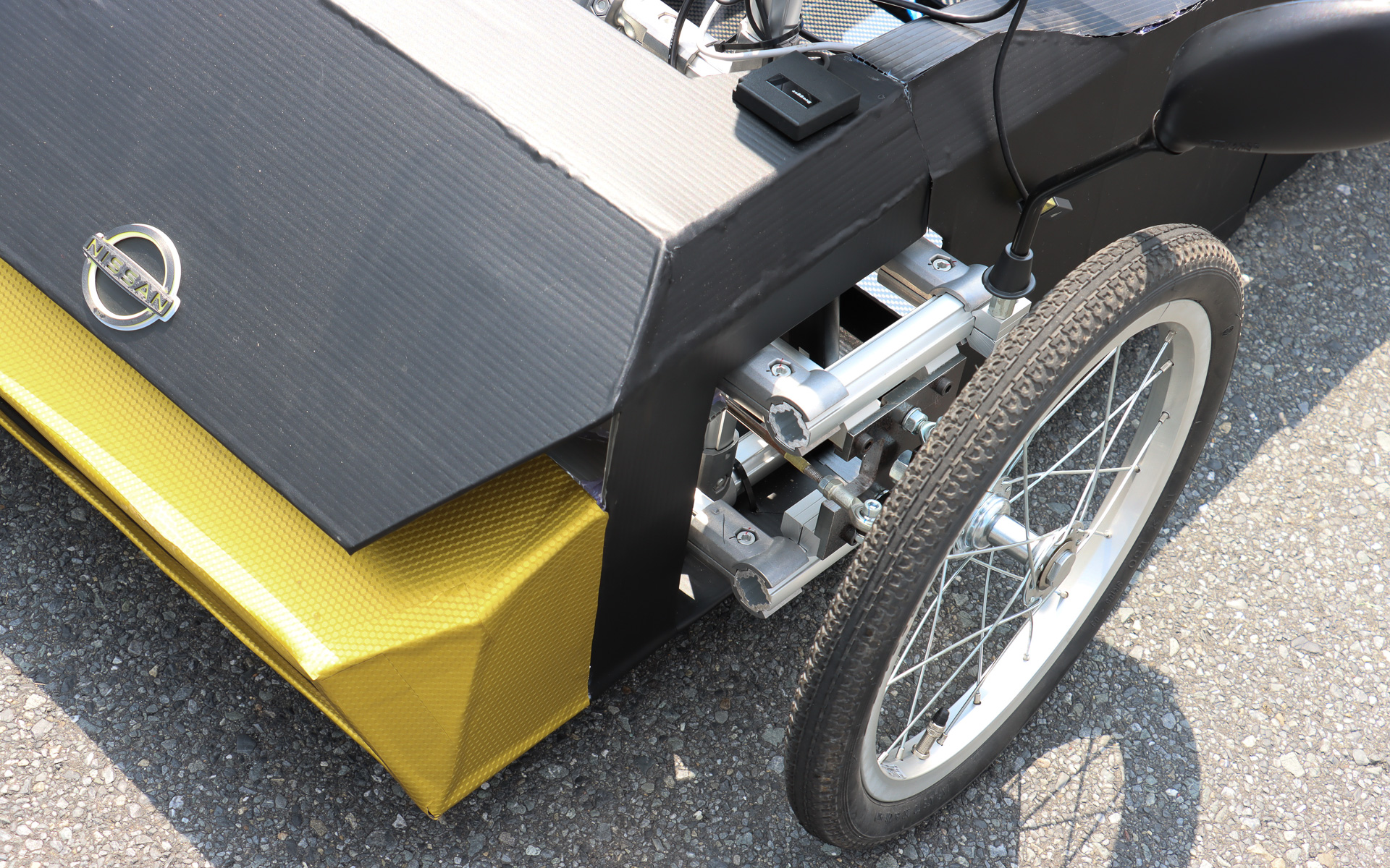 車体フレームは軽量で強度も高いGF材で構成。パイプ同士を組み合わせるジョイントが重量増の要因となっており、溶接による軽量化を次期モデルの課題とした